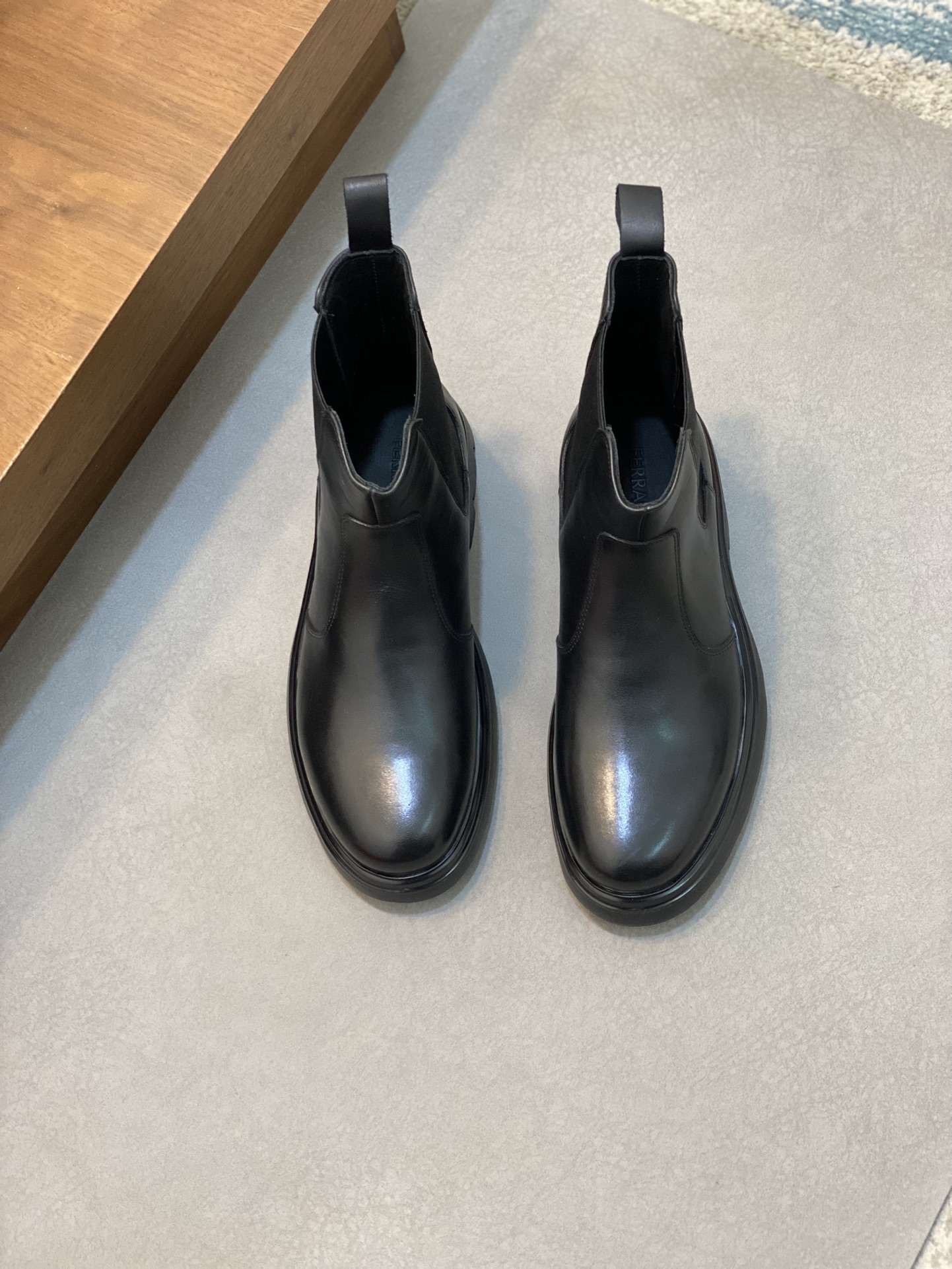 NO:219962,Ferraga* men's autumn and winter ankle boots reflect the classic elegance. The elegant appearance is paired with a slender style, created by imported cowhide, comfortable and light, easy to put on and off with feet, dyed calfskin in the inner lining, super light foaming sole, rear lifting shoe belt, exquisite details!  Size38-45 (38, 45 customized), ferragamo, ferragamo, boots, cowhide19860909Ferraga*菲拉格慕男士秋冬及踝靴,体现经典的优雅气质.高雅的外观搭配修长的版型,进口牛皮打造,舒适轻盈,套脚式穿脱方便,内里本染小牛皮,超轻发泡大底,后置提鞋环带,细节精致！ Size38-45（38、45订做）,,ferragamo,ferragamo,boots,cowhide,Men's shoes