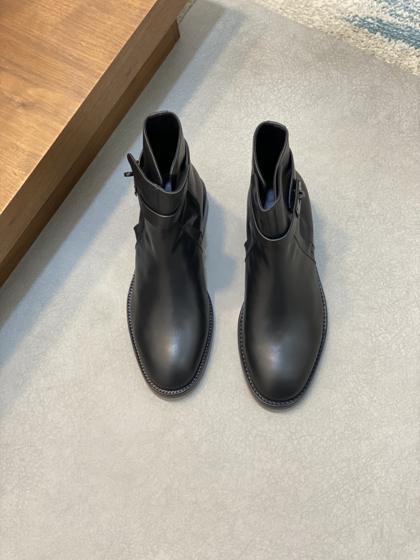 NO:220197,Herme* — Hermes new autumn and winter boots!  Classic boot shape   British color block design, classic and attractive!  The original inverted mold last has an extreme 1:1 shape, and the imported high-end presents a delicate texture!  Customized A-level high-definition private mold bottom with luxurious packaging!  -Unknown quality. Code count 38-44 (45, 46 customized), hermes, hermes, boots19860909Herme* — 爱马仕 家秋冬新品靴！经典靴型 英伦拼色设计,经典耐看！原版倒模楦型,极致1:1形体,进口高端呈现出精致质感！ 开模定制A级高密私模大底,奢华包装！ -无二品质. 码数38-44（45、46订做）,,hermes,hermes,boots,Men's shoes