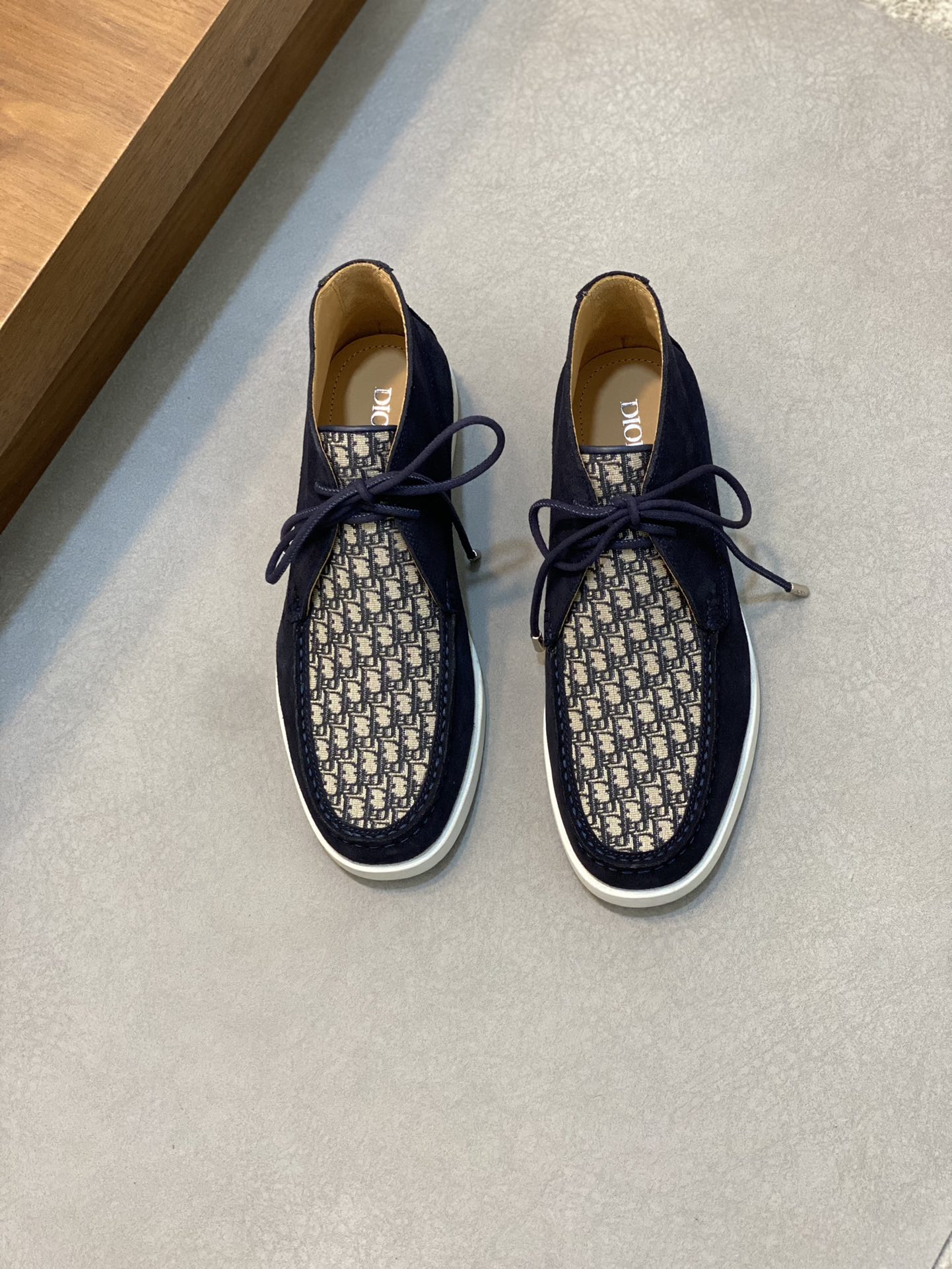 NO:221576,Dio* — Dio Dijia new men's casual mid-top loafers, made of imported toe-layer matte cowhide, hand-sewn mark thread craftsmanship, classic old-fashioned canvas embellishment design of upper brand, original rubber sole soft and comfortable. Size 39-44 (customized by 38.45.46), dior, dior, dior, loafers, cowhide19860909Dio* — 迪奥 迪家新款男士休闲中帮乐福鞋,以进口头层磨砂牛皮制成,手缝马克线工艺,鞋面品牌经典老花帆布点缀设计,原版橡胶鞋底柔软舒适. 码数39-44（38.45.46定做）,,dior,dior,dior,loafers,cowhide,Men's shoes