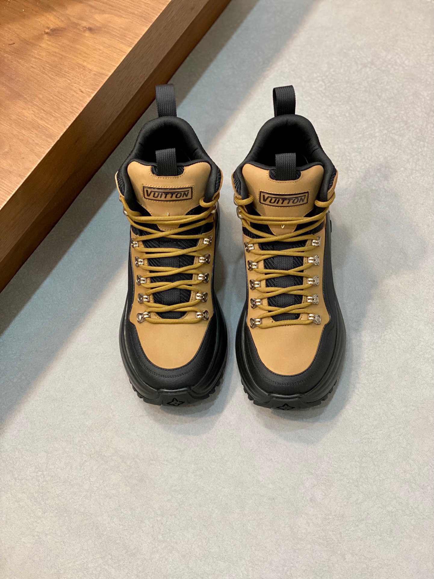 NO:219959,Lv luxury new DISCOVERY ankle boots, this LV Discovery ankle boots draw inspiration from hiking shoes and demonstrates a sporty style with a mixed technology material. The light and rebound rubber outsole provides strong grip, Monogram floral and Vuitton logo are divided into outsoles and tongue. Size39-44 (customized for 38.45),,louis vuitton,boots19860909Lv 奢品新款DISCOVERY 及踝靴, 本款 LV Discovery 及踝靴自登山鞋汲取灵感,以混合科技材质彰显运动风范. 轻盈回弹的橡胶外底提供强劲抓地力,Monogram 花卉和 Vuitton 标识分饰外底和鞋舌. Size39-44（38.45定做）,,louis vuitton,boots,Men's shoes