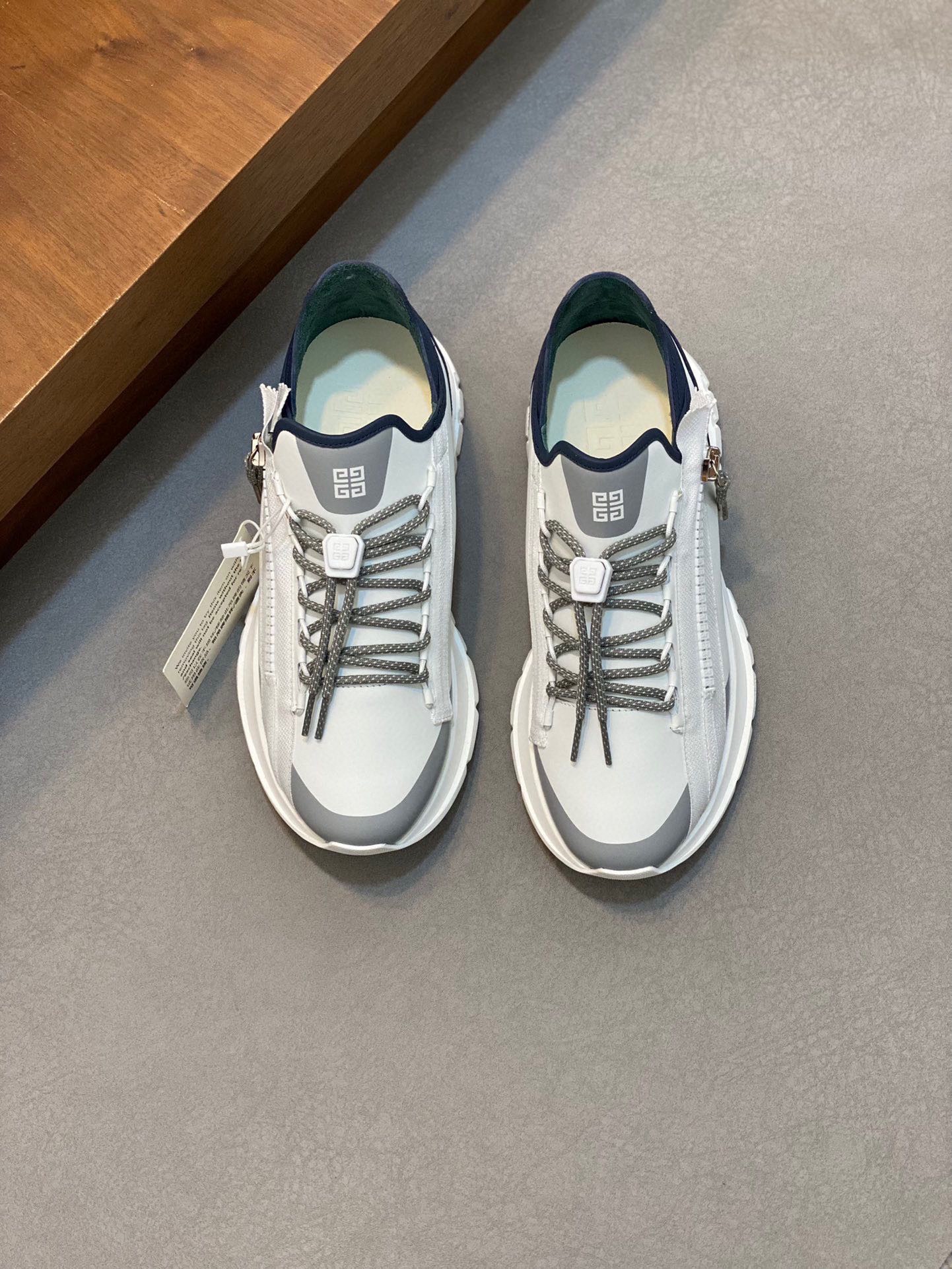 NO:221142,G iv ～y Spectre low-top jogging air cushion sneakers, with 4G LOGO zippers on the side, paired with webbing tape in the same color, with fabric and metal zipper heads, technology shoelaces, 4G LOGO drawstrings, and GIVENCHY LOGO prints on the side, lightweight technology air cushion soles, and very comfortable feet!  Size39-44 (38 45 46 fixed), given ,sneakers19860909G iv～y Spectre低帮慢跑气垫运动鞋,侧面饰以4G LOGO拉链,搭配同系配色织带饰带,设有织物和金属拉链头,科技鞋带,搭配4G LOGO抽绳,侧面饰以GIVENCHY LOGO印花 ,轻盈科技气垫鞋底,脚感非常舒适！ Size39-44（38 45 46定）,,givenchy,sneakers,Men's shoes