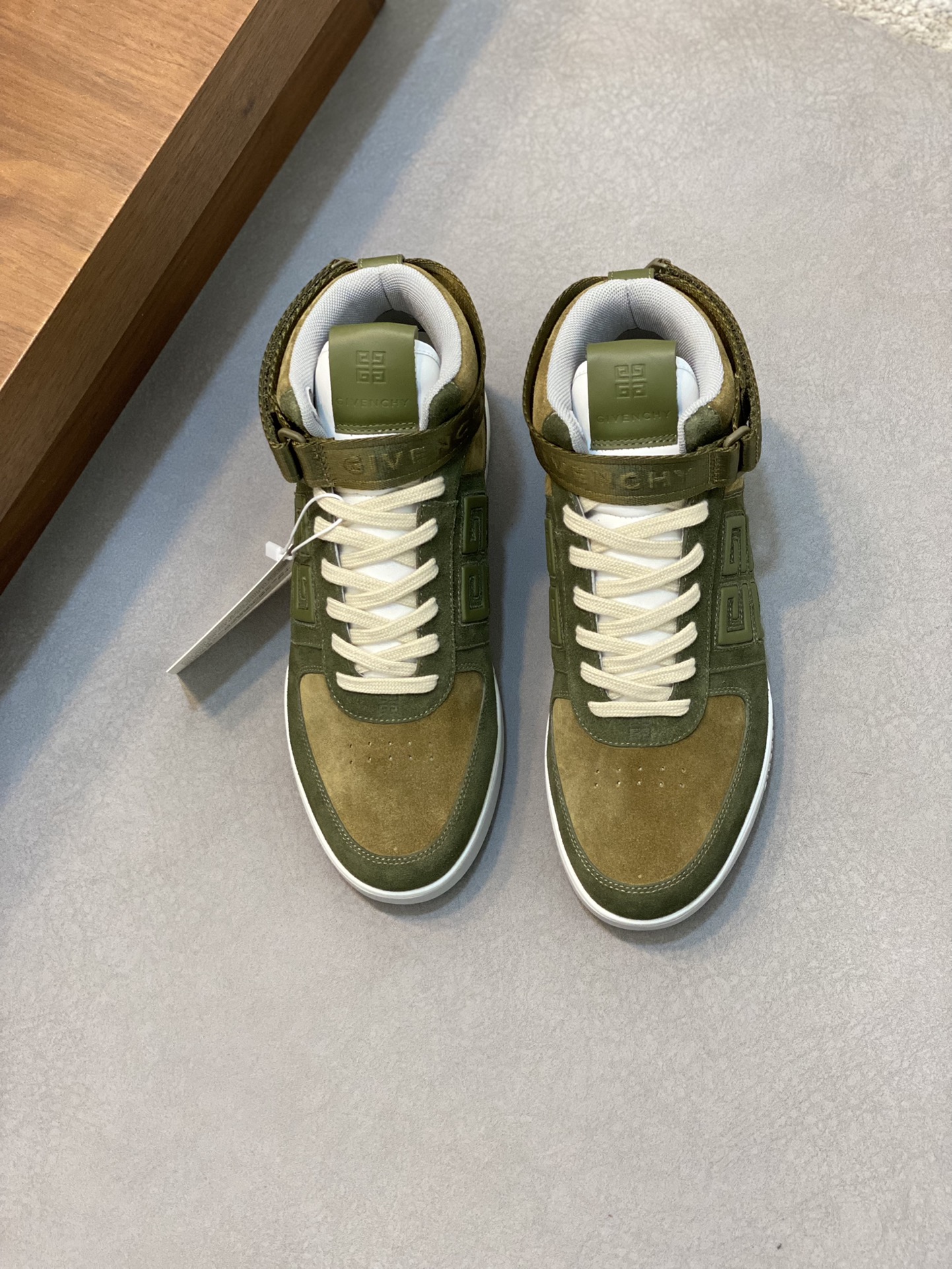 NO:220882,Gv *y~New GIV 1 men's high-top jogging sneakers, imported top layer cowhide, upper punched design, breathable and comfortable, tongue stamping 4G LOGO embroidery, TPU light sole, handsome and stylish on the foot, enhancing height and improving aura, simple, fashionable and versatile boutique!  Size39-44 (38.45 custom made),,sneakers,cowhide19860909Gv *y～全新GIV 1男士高帮慢跑运动鞋,进口头层牛皮,鞋面冲孔设计,透气舒适,舌压印4G LOGO刺绣,TPU轻型鞋底,上脚效果帅气有型,增高提升气场,简约时尚百搭精品！ Size39-44（38.45定做）,,sneakers,cowhide,Men's shoes