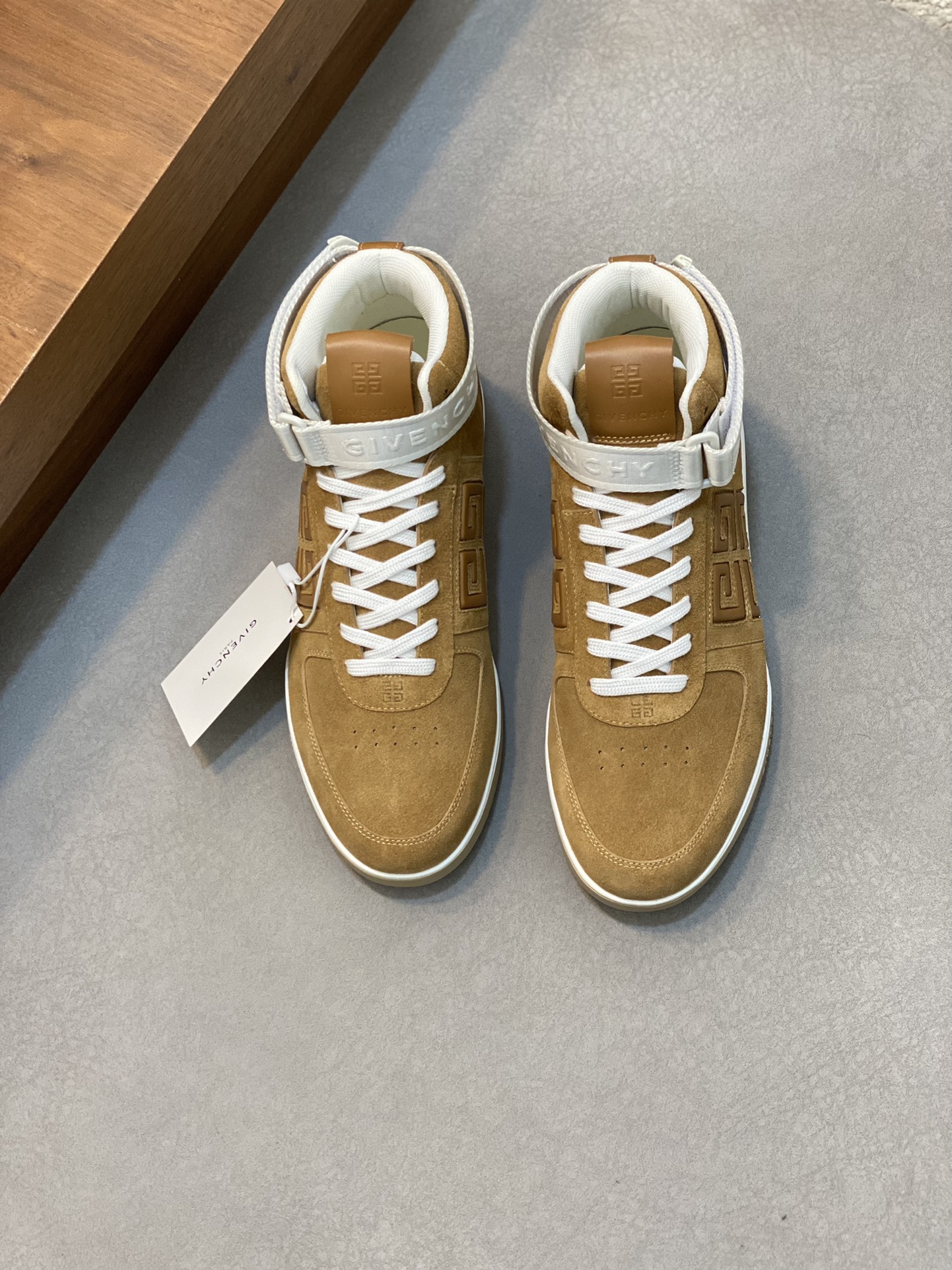 NO:349293,Gv *y~New GIV 1 men's high-top jogging sneakers, imported top layer cowhide, upper punched design, breathable and comfortable, tongue stamping 4G LOGO embroidery, TPU light sole, handsome and stylish on the foot, enhancing height and improving aura, simple, fashionable and versatile boutique!  Size39-44 (38.45 custom made),,sneakers,cowhide19860909Gv *y～全新GIV 1男士高帮慢跑运动鞋,进口头层牛皮,鞋面冲孔设计,透气舒适,舌压印4G LOGO刺绣,TPU轻型鞋底,上脚效果帅气有型,增高提升气场,简约时尚百搭精品！ Size39-44（38.45定做）,,sneakers,cowhide,Men's shoes