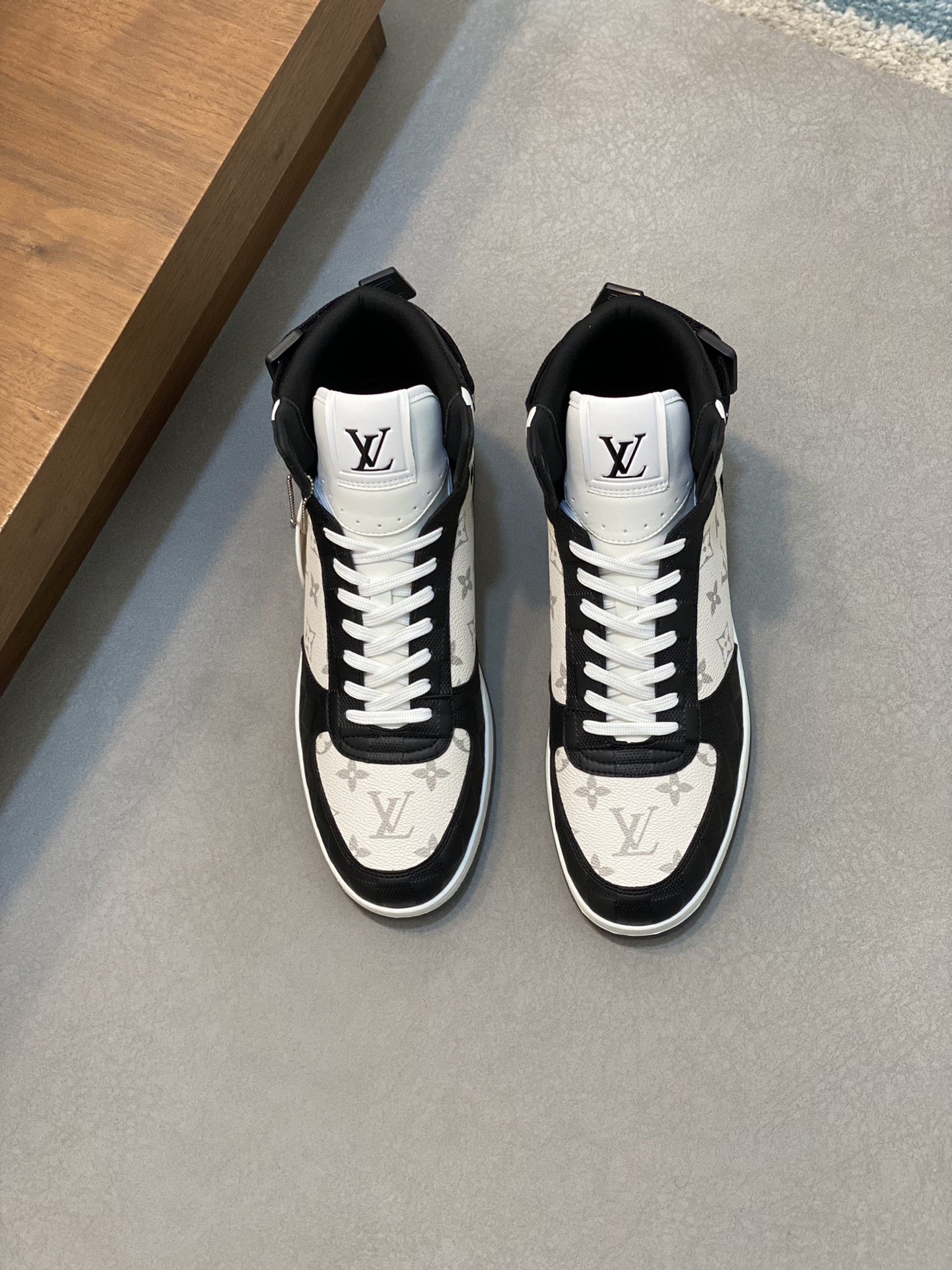 NO:220187,L-home rivoli high-top sneakers - top quality This sneaker is made of imported Italian materials, the key message of the autumn and winter series. The simple design continues the brand's signature style. The brand logo embossed on the tongue and back side has rich details. Mesh lining   original outsole Size38-46 (customized by 45 46),,louis vuitton,sneakers19860909L家rivoli高帮运动鞋-顶级品质  本款运动鞋取材意大利进口材料拼接而成,秋冬系列的关键讯息.简约设计延续品牌标志性格调.鞋舌和后侧的品牌标识压纹丰富细节 网布内里 原厂大底 Size38-46（45 46定做）,,louis vuitton,sneakers,Men's shoes