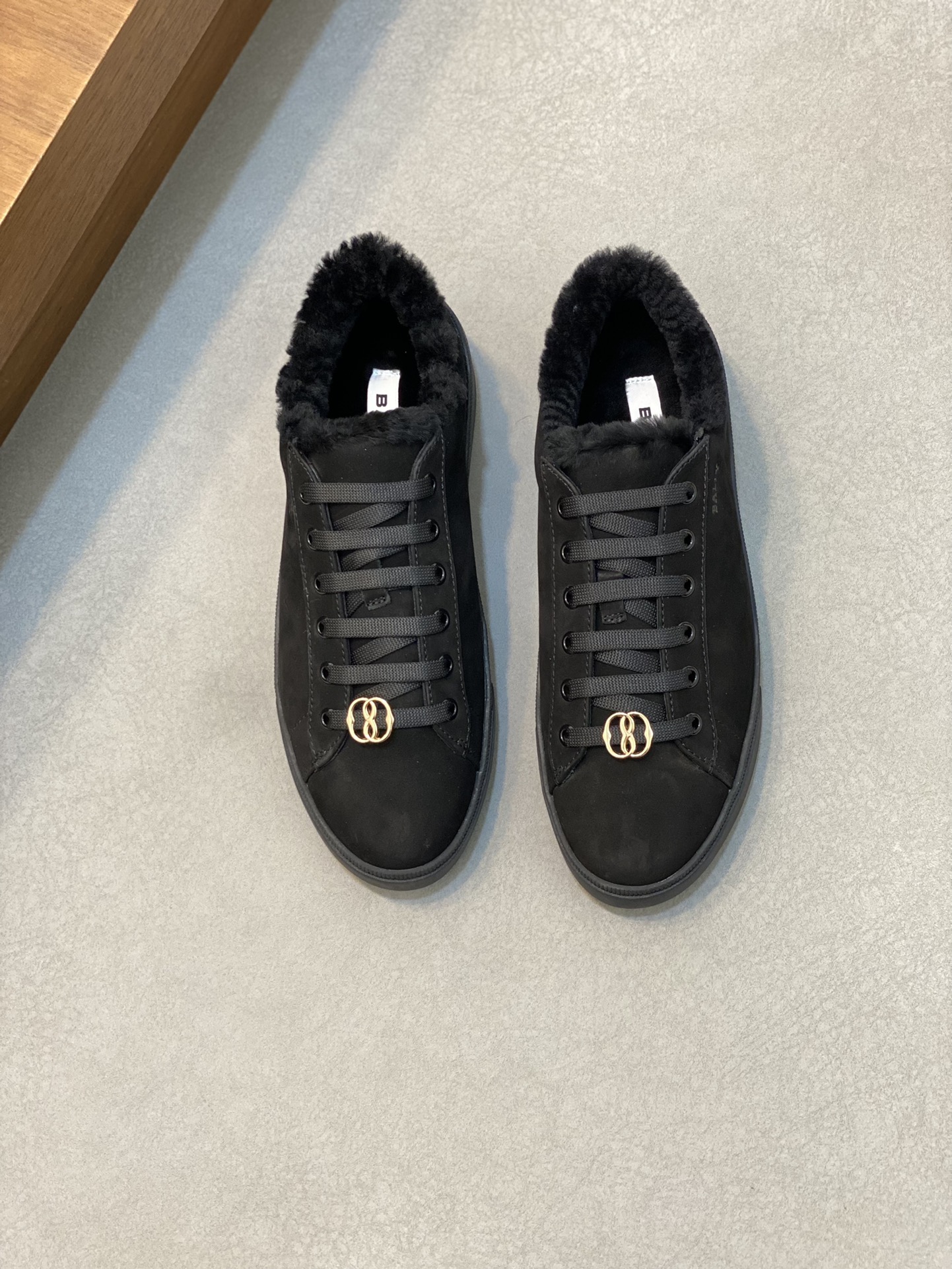 NO:219755,BALLY new Raise wool shoes, small round toe... made of soft calf dough leather imported from high craftsmanship, pure wool inside, Stubby needle structure, shoelaces with exquisite badge logos that are removable, thin and light original fragrance, spiral striped non-slip rubber sole, soft, very nourishing after footing, comfortable to go on, autumn and winter warm artifact, side brand stripe with three-dimensional letter logo, hot sale model for counter, number of 39 40 41 42 43 44,19860909BALLY 新款Raise羊毛鞋 小圆头..高工艺纽节进口柔软小牛面皮制成 内里纯羊毛 士多宝针结构 鞋带饰有精美徽章标志是可拆卸的 采用纤薄清淡原香味 螺旋式条纹防滑橡胶大底,柔软型 上脚后非常养脚 越穿越舒适 秋冬保暖神器 侧边品牌stripe搭配立体字母标志 专柜热卖款 码数39 40 41 42 43 44,,Men's shoes