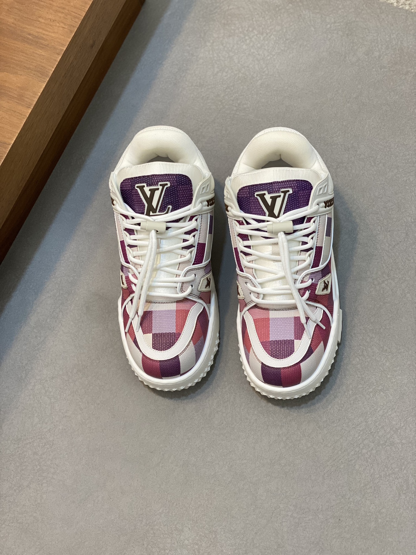 NO:220207,LV TRAINER MAXI sneakers shipped. This LV Trainer Maxi sneakers are made of soft cowhide leather, and the original LV Trainer sneakers are reinterpreted with large silhouette and retouched outsole, interpreting the inspiration of retro basketball shoes. The upper is marked with rubber LV letters, and Monogram flowers live on the outsole. The rubber LV letters are divided into tongue, side and back. The side is decorated with Vuitton logo, Monogram flowers, and micro-elastic lasso-buckle round shoelaces. Heavy-crafted, composite splicing of multiple materials, fine craftsmanship, details are seen, thickened mesh cotton inner and cotton insoles. Donkey's shoes are comfortable. It comes with a full set of original packaging!  Women's code 35-36-37-38-39-40 Men's code 39-40-41-42-43-44 (45 46 can be determined and cannot be returned or exchanged), louis vuitton,louis vuitton,louis vuitton,sneakers,cowhide19860909LV TRAINER MAXI运动鞋出货 本款 LV Trainer Maxi 运动鞋取材柔软牛皮革,以大号廓型和凸纹外底重绎原版 LV Trainer 运动鞋设计,演绎复古篮球鞋的灵感启发.橡胶 LV 字母标注鞋面,Monogram 花卉栖身外底.橡胶 LV 字母分饰鞋舌、侧面和后部,侧面饰有 Vuitton 标识,外底饰有 Monogram 花卉,微弹套索扣式圆形鞋带.重工打造,多重材质复合拼接,精细工艺看细节,网面加厚棉内里及棉鞋垫.驴家的鞋子舒适度自不必多说.配全套原包装！ 女码35-36-37-38-39-40 男码39-40-41-42-43-44（45 46 可定不能退换）,,louis vuitton,louis vuitton,louis vuitton,sneakers,cowhide,Men's shoes