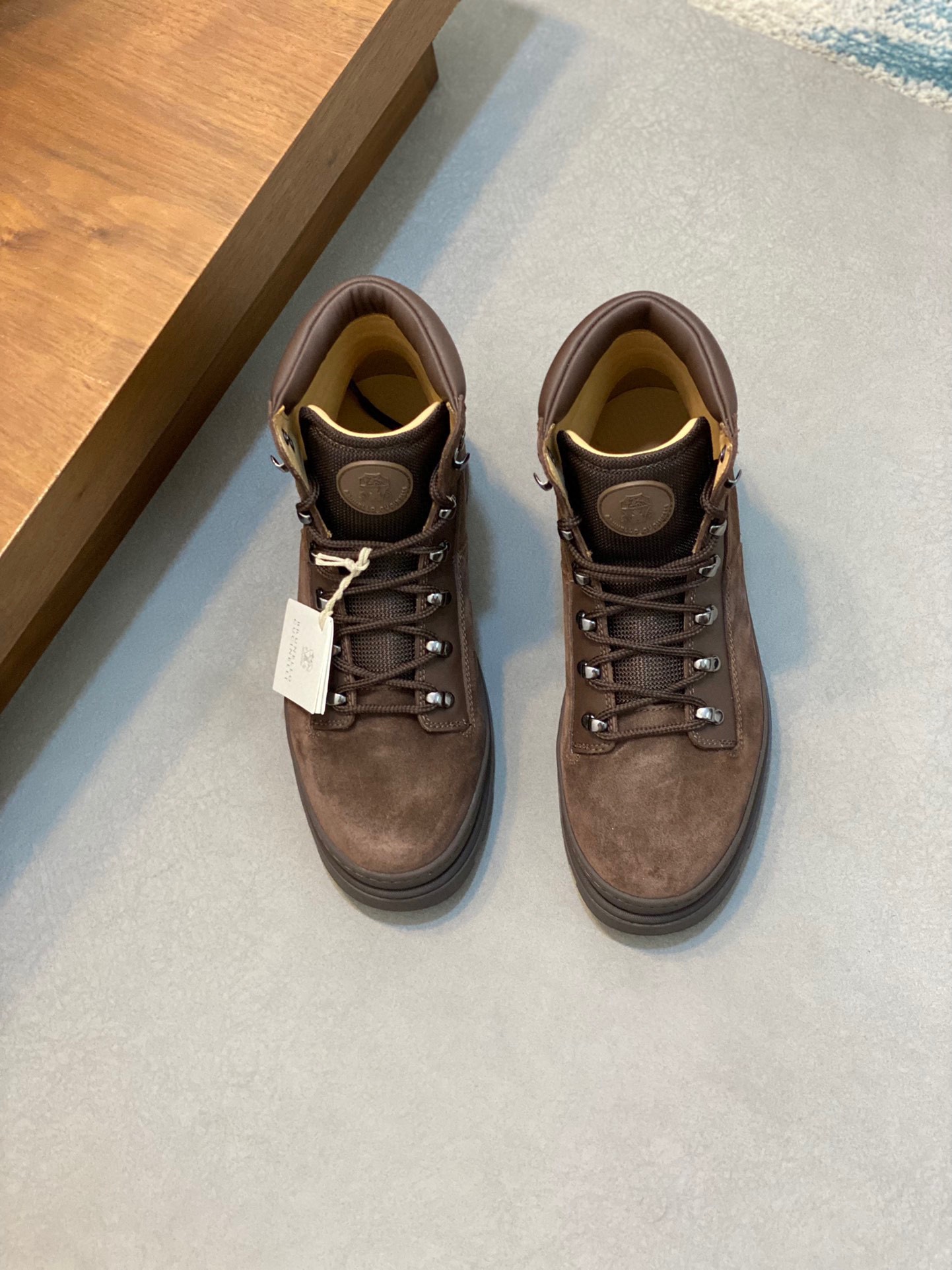 NO:219934,BrunelloCucinelli Original top-level latest autumn and winter men's latest leather mountaineering boots. The upper uses imported high mercerized A-grade beef reverse velvet and full-grain top-layer lychee pattern cowhide leather!  The inner lining and insole are made of special water-dyed calfskin for the top layer, which absorbs sweat and breathable, and does not stuff the feet!  Brand-specific activities integrated mold suction foot bed, comfortable to wear and not tired to walk!  The outsole is a rubber private mold for the brand logo, original replica three-open mold, which is anti-slip and wear-resistant!  Original packaging box with shoe storage bag!  Size 39-40-41-42-43-44 (45 customized), brunello cucinelli, boots, cowhide19860909BrunelloCucinelli 布鲁内洛.库奇内利 原单顶级最新秋冬男士最新款皮质登山裸靴.鞋面采用进口高丝光A级牛反绒和全粒面头层荔枝纹牛皮！内里和鞋垫均采用头层专用水染小牛皮,吸汗透气不闷脚！品牌专用活动一体吸模脚床,上脚舒适,走路不累！外底是品牌logo专用橡胶私模原版复刻三开模具大底,防滑耐磨！原包装盒配鞋履收纳袋！ 尺码39-40-41-42-43-44（45订做）,,brunello cucinelli,boots,cowhide,Men's shoes