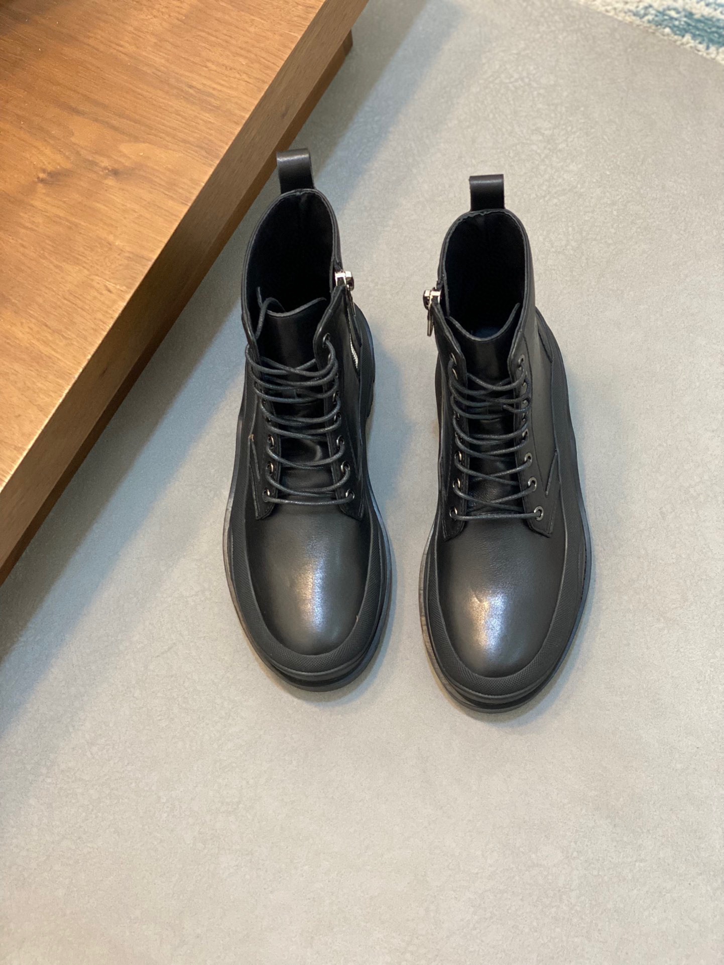 NO:219946,Monc—Mountou Top original men's shoes high-end brand, new model is available, top luxury brand, latest fashionable and casual high and low top, trendy and versatile style, easy and sporty style, the upper is original cowhide. Original cowhide inner lining [Maoli custom made] plus super fine workmanship. Original private mold, personalized fashionable rubber wear-resistant sole, light and comfortable on the feet. Size 39-44. (38, 45 can be customized),, Moncler, cowhide19860909monc—蒙口 顶级原版男鞋高端品牌,新款上市,顶级奢侈品牌,最新時尚休闲高低帮,潮流百搭之款,轻松运动风,鞋面采用原版牛皮.原版牛皮内里【毛里订做】 加超精细做工.原版私模、个性时尚橡膠耐磨大底,上脚轻巧舒适.码数39-44 .（38、45可定做）,,Moncler,cowhide,Men's shoes