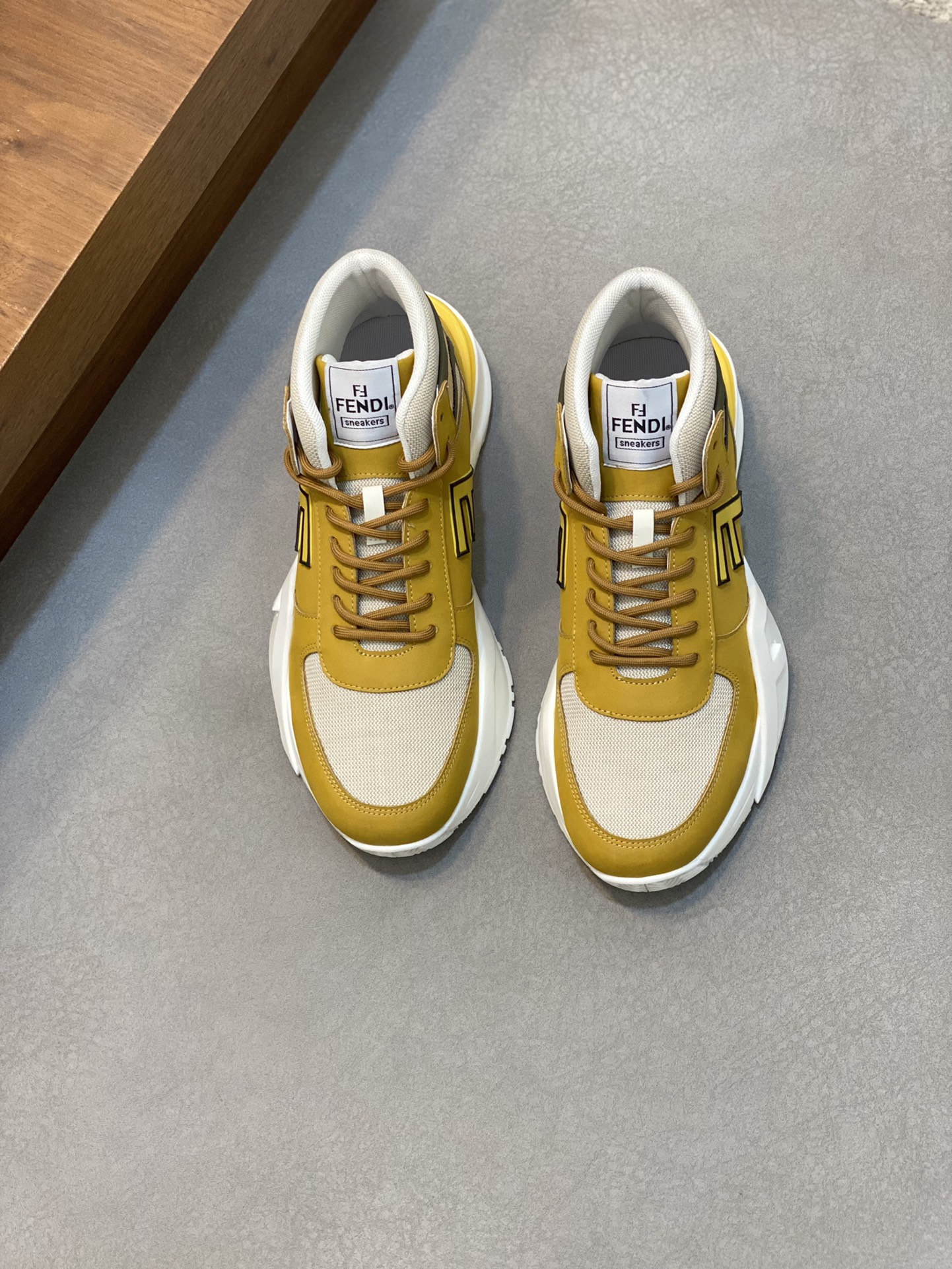 NO:219991,FEND* —Fendi Flow Men's mid-top casual sneakers for winter, paired with elastic bands, side zippers, corrugated sole engraved with F. Heel is decorated with embossed Fendi Flow. High-tech fabric and mixed blue and suede materials. Decorative Lycra details. FF pattern tongue. Ultra-light wear-resistant EVA sole. Size39-44 (38 45 can be customized),,fendi,fendi,fendi,sneakers,chamois leather19860909FEND* —芬迪.芬家Flow 男士冬季中帮休闲运动鞋,搭配松紧带、侧拉链,刻有F的波纹鞋底.鞋跟饰有凸纹Fendi Flow字样.高科技布料及蓝色和麂皮混合材质.装饰Lycra细节.FF图案鞋舌.超轻耐磨EVA鞋底. Size39-44（38 45可定做）,,fendi,fendi,fendi,sneakers,chamois leather,Men's shoes