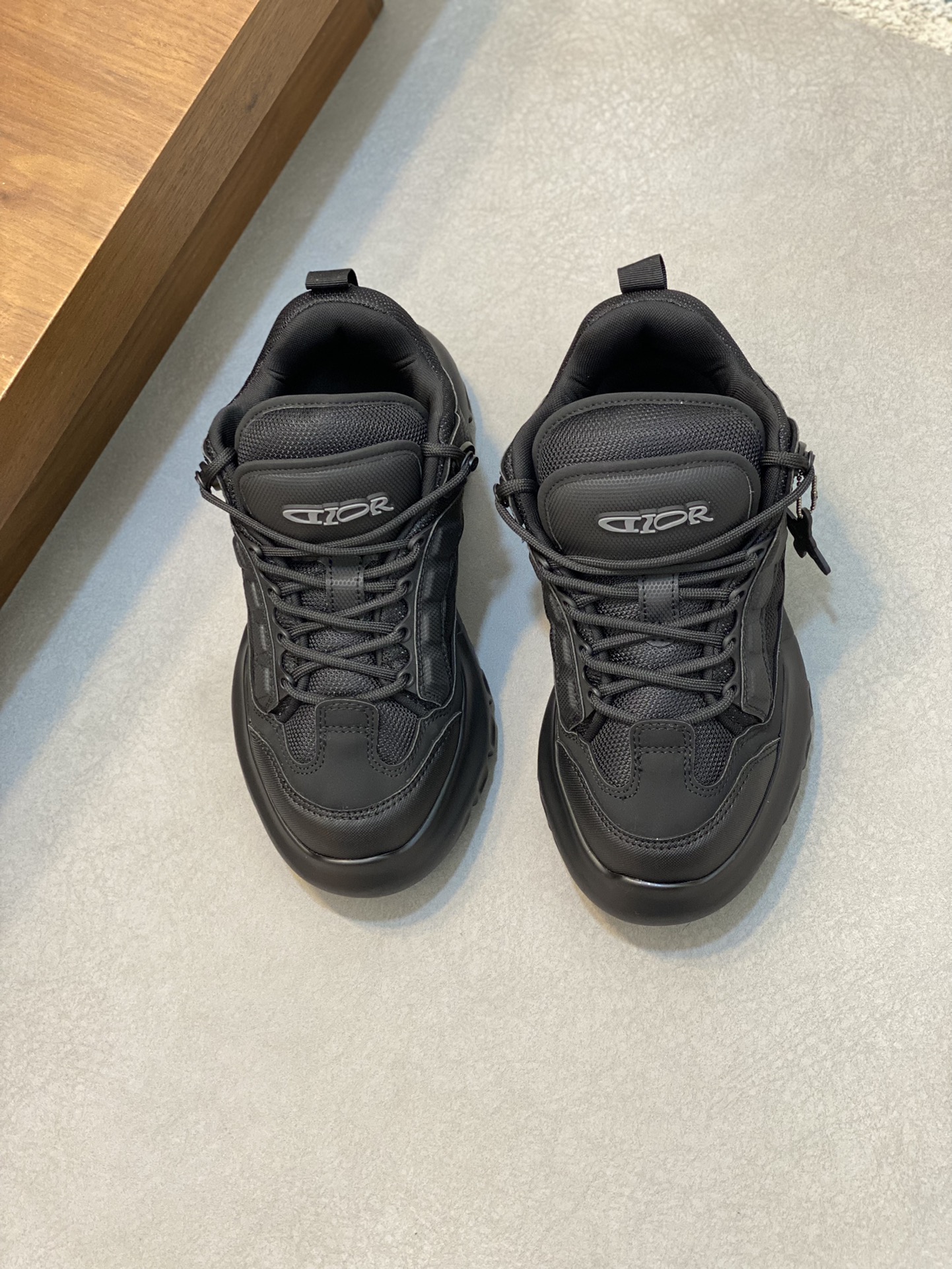 NO:219987,【Dior Dior】Size 39-45 (45 customized) Dior Dior | Autumn and Winter New Products The latest hot Chrono series thick-soled mesh color-blocked running shoes dad shoes casual sneakers series Original purchase and development This Dior Chrono sneakers use white and black mesh fabric with leather effect inserts, CD logos on both sides, star patches on the tongue and Dior logo on the heel, and many details show the style. Two-color shoelaces, light soles and star decoration, can create a casual look all year round, complementing various casual or elegant items. The upper is imported from the top layer cowhide   mesh, the inner lining is original customized breathable inner lining, the original open sole Tpr ultra-light and soft sole, dior, dior, sneakers, cowhide19860909【 Dior迪奥】码数男39-45（45订做)  Dior迪奥 | 秋冬新品 专柜最新爆款Chrono系列厚底网面拼色跑鞋老爹鞋休闲运动鞋系列 原版购入开发做货这DiorChrono运动鞋采用白色和黑色网眼织物搭配皮革效果镶片,两侧的CD标志、鞋舌上的星星补丁和鞋跟的 Dior 标志,诸多细节彰显格调.双色鞋带,轻盈鞋底搭配星星装饰,可全年打造休闲造型,与各式休闲或优雅单品相得益彰. 鞋面原版进口头层牛皮 网面 内里原版定制透气内里 大底原版开模Tpr超轻超软大底,,dior,dior,sneakers,cowhide,Men's shoes