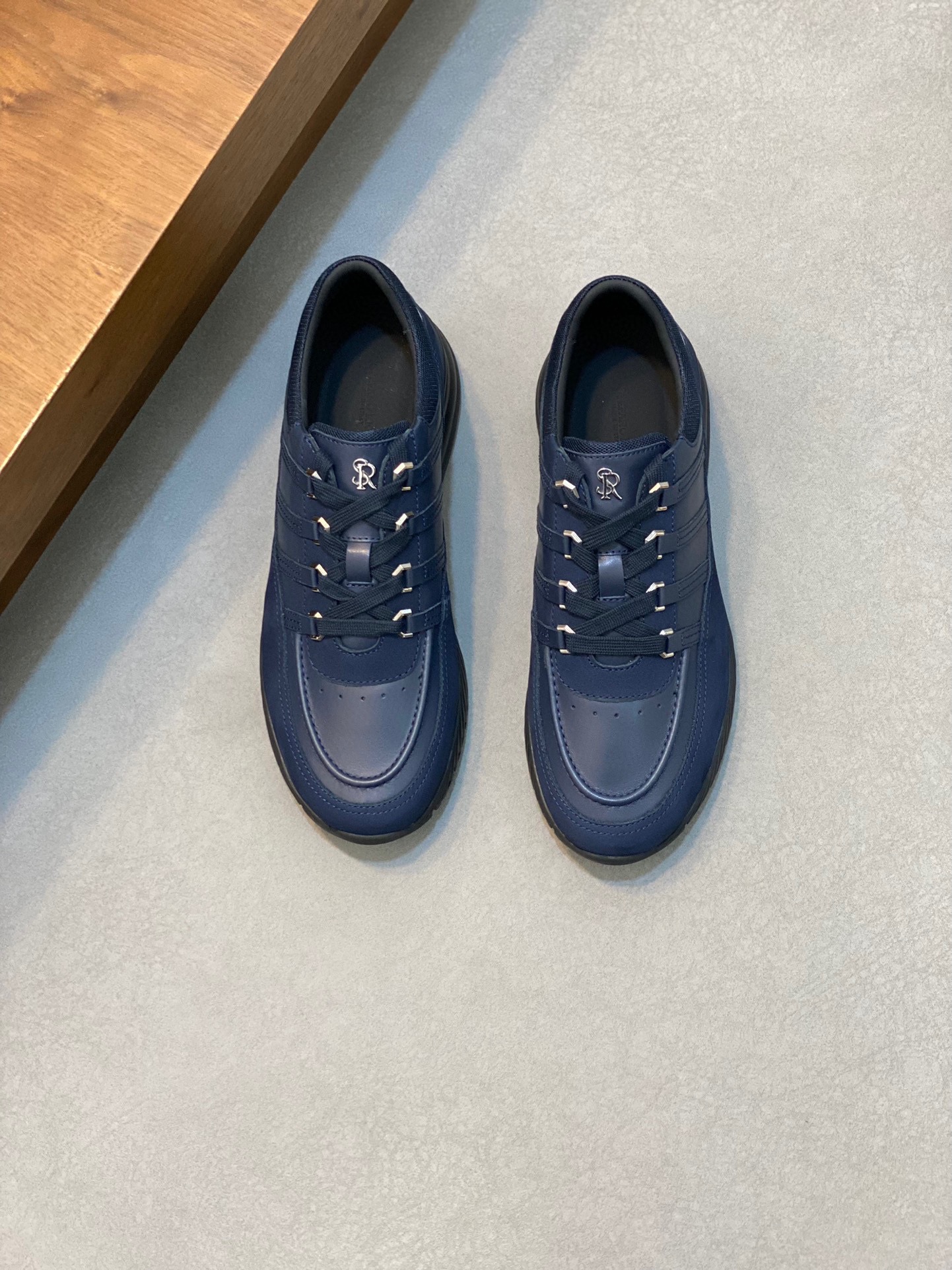 NO:221360,Original quality! Stefano Ricci men's casual leather shoes. It uses imported original calfskin spliced ​​crocodile pattern cowhide, the leather is soft and delicate, and the comfort is excellent!  Ultra-light foamed outsole. 38-44 sizes, cowhide19860909原版品质!Stefano Ricci（史蒂芬）男士休闲皮鞋.采用进口原版小牛皮拼接鳄鱼纹牛皮,皮质柔软细腻,舒适度极好！超轻的发泡大底.38-44码,,cowhide,Men's shoes