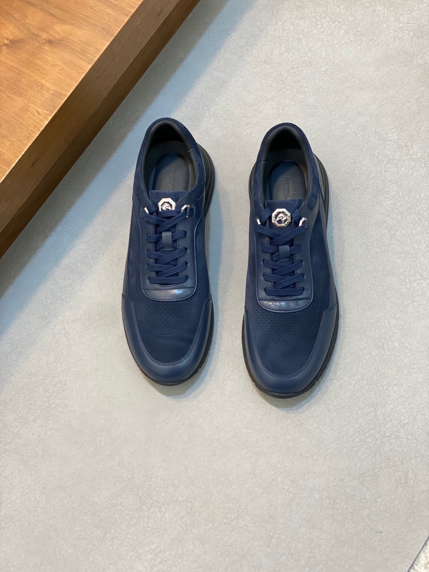 NO:221367,Original quality! Stefano Ricci men's casual leather shoes. It uses imported original calfskin spliced ​​crocodile pattern cowhide, the leather is soft and delicate, and the comfort is excellent!  Ultra-light foamed outsole. 38-44 sizes, cowhide19860909原版品质!Stefano Ricci（史蒂芬）男士休闲皮鞋.采用进口原版小牛皮拼接鳄鱼纹牛皮,皮质柔软细腻,舒适度极好！超轻的发泡大底.38-44码,,cowhide,Men's shoes