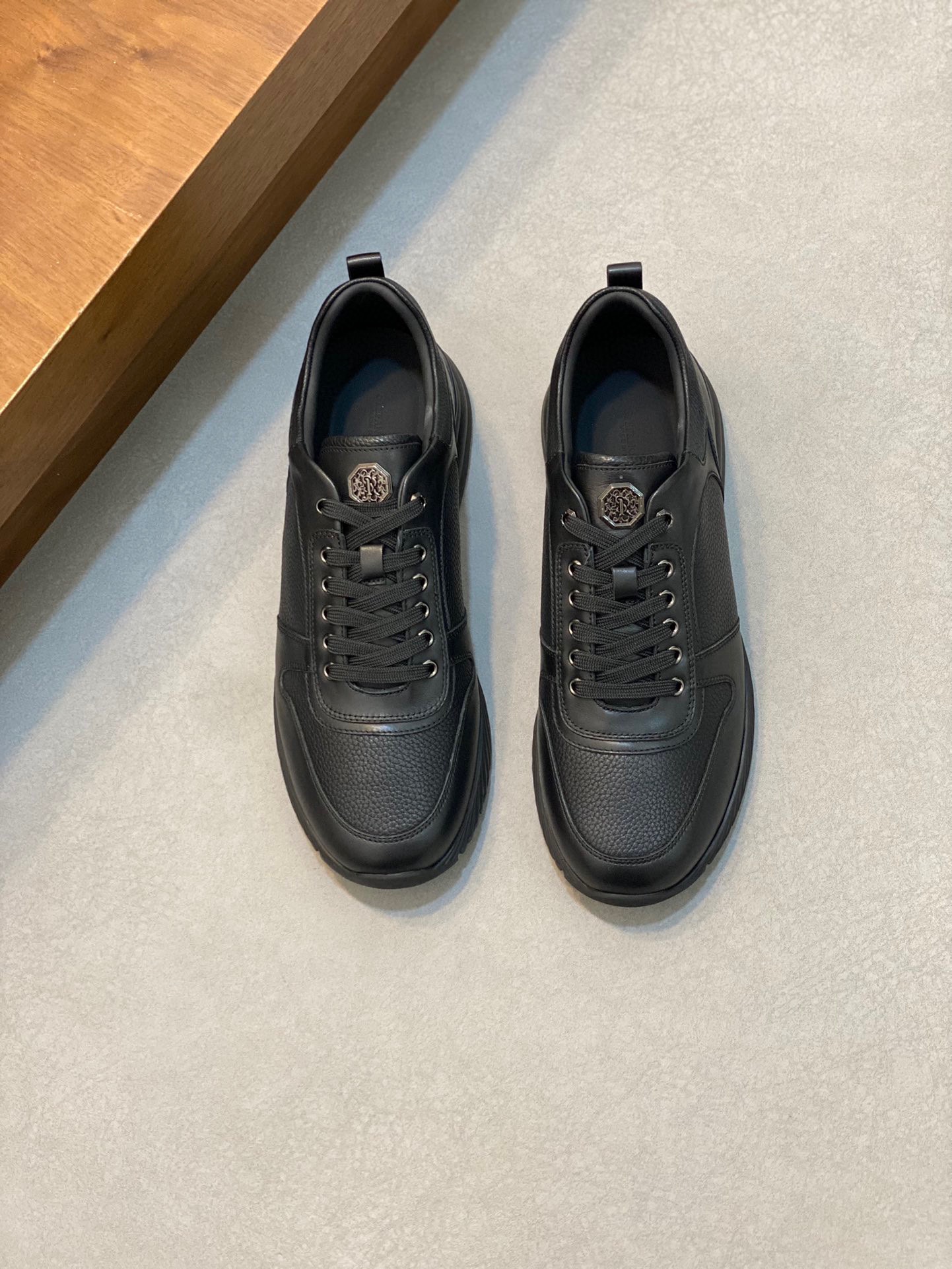NO:221327,Original quality! Stefano Ricci men's casual leather shoes. It uses imported original calfskin spliced ​​crocodile pattern cowhide, the leather is soft and delicate, and the comfort is excellent!  Ultra-light foamed outsole. 38-44 sizes, cowhide19860909原版品质!Stefano Ricci（史蒂芬）男士休闲皮鞋.采用进口原版小牛皮拼接鳄鱼纹牛皮,皮质柔软细腻,舒适度极好！超轻的发泡大底.38-44码,,cowhide,Men's shoes