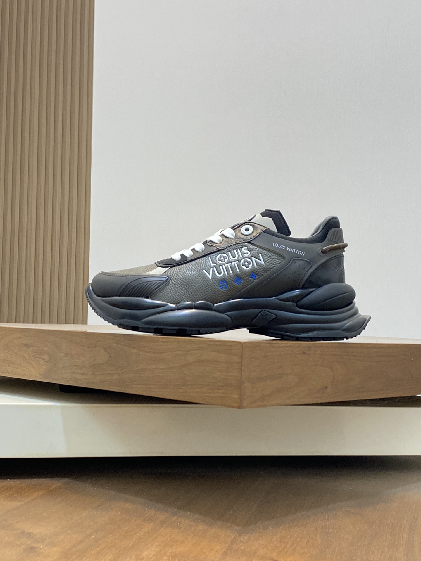Louis Vuitton Premium Leather Sneakers - Original Upgrade Edition, Sizes 39-44 3 i1731689698 188 0