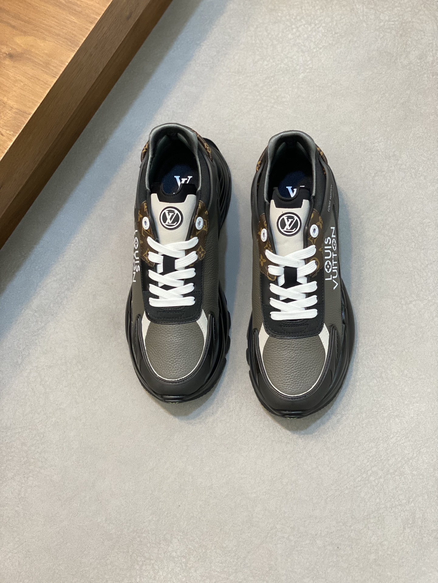 Louis Vuitton Premium Leather Sneakers - Original Upgrade Edition, Sizes 39-44 2 i1731689698 3246 0