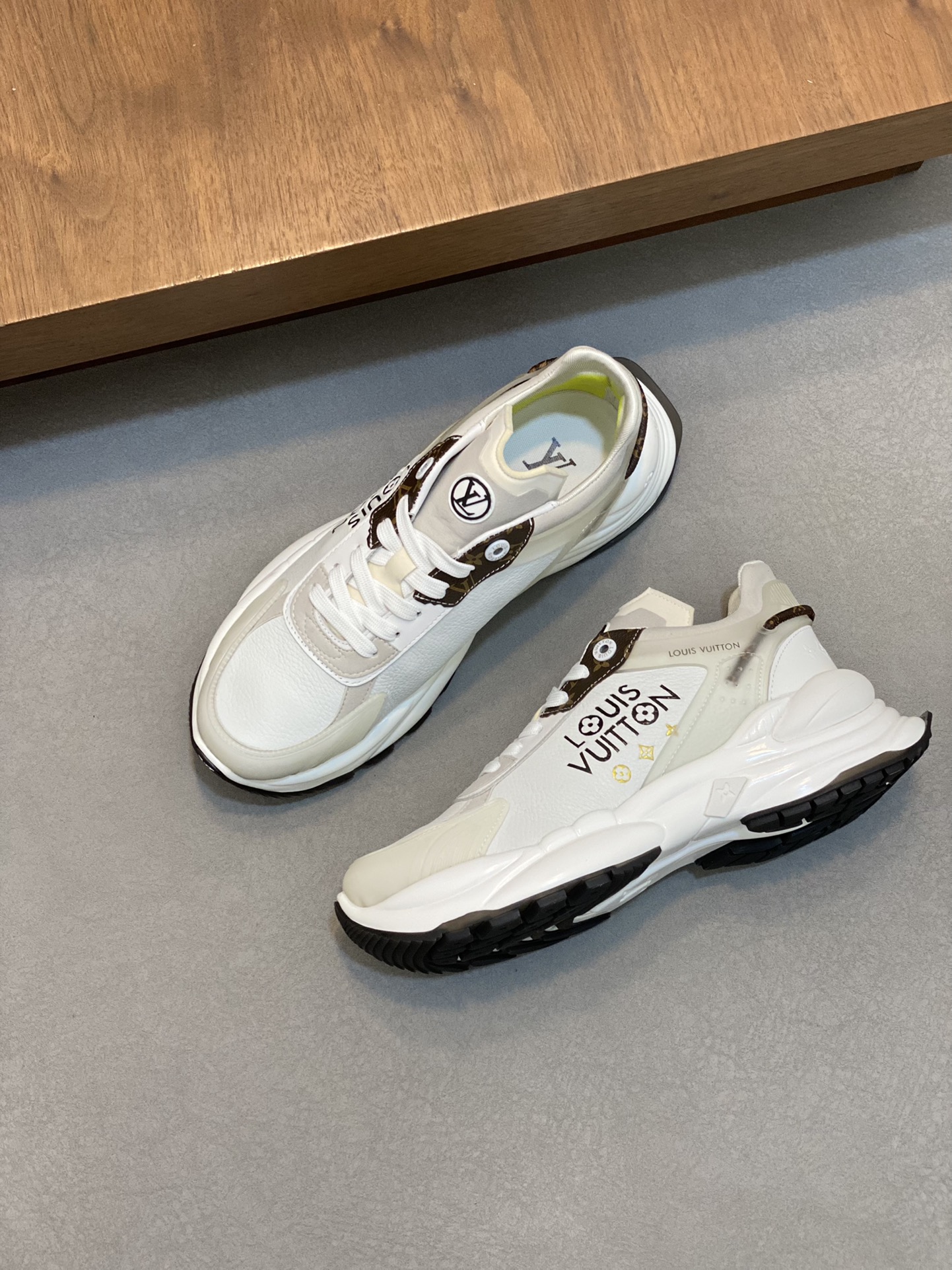 Louis Vuitton Premium White Leather and Canvas Runner Sneakers 6 i1731689716 2571 0