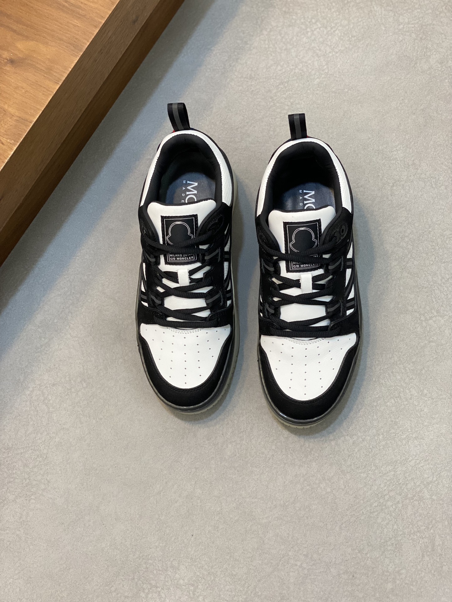 NO:221124,Monc—Mosquito Top original men's shoes high-end brand, new model is available, top luxury brand, latest fashionable casual men's shoes, trendy and versatile style, relaxed and sporty style, the upper adopts the original imported calfskin punched splicing design style. The original sweat-absorbing cowhide inner lining, plus super fine workmanship. The original personalized fashionable rubber wear-resistant sole, light and comfortable on the feet. Size 39-44. (38 45 can be customized), Moncler, cowhide19860909monc—蒙口 顶级原版男鞋高端品牌,新款上市,顶级奢侈品牌,最新時尚休闲男鞋,潮流百搭之款,轻松运动风,鞋面采用原版进口小牛皮冲孔拼接设计风格.原版吸汗牛皮内里,加超精细做工.原版个性时尚橡膠耐磨大底,上脚轻巧舒适.码数39-44 .（38 45可定做）,,Moncler,cowhide,Men's shoes