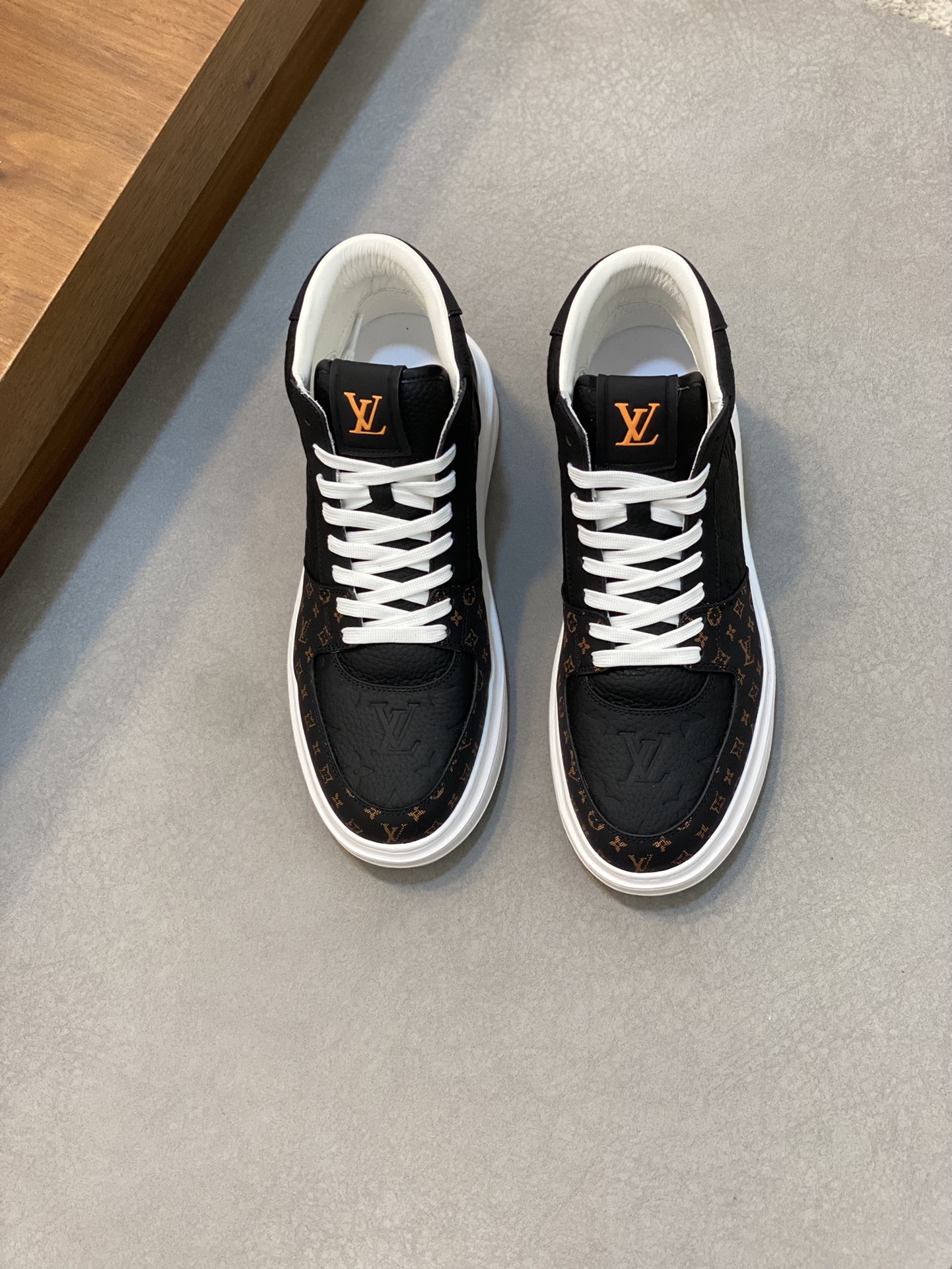 NO:221241,L family rivoli high-top sneakers - top quality This sneaker is made of Italian imported lychee pattern calfskin and official materials, the key message of the autumn and winter series. The simple design continues the brand's signature style. The brand logo embossed on the tongue and back side has rich details. Full cowhide   mesh lining   original outsole Size38-45 (45 38 customized),,louis vuitton,sneakers,cowhide19860909L家rivoli高帮运动鞋-顶级品质  本款运动鞋取材意大利进口荔枝纹小牛皮配官料拼接而成,秋冬系列的关键讯息.简约设计延续品牌标志性格调.鞋舌和后侧的品牌标识压纹丰富细节 全牛皮 网布内里 原厂大底 Size38-45（45 38定做）,,louis vuitton,sneakers,cowhide,Men's shoes