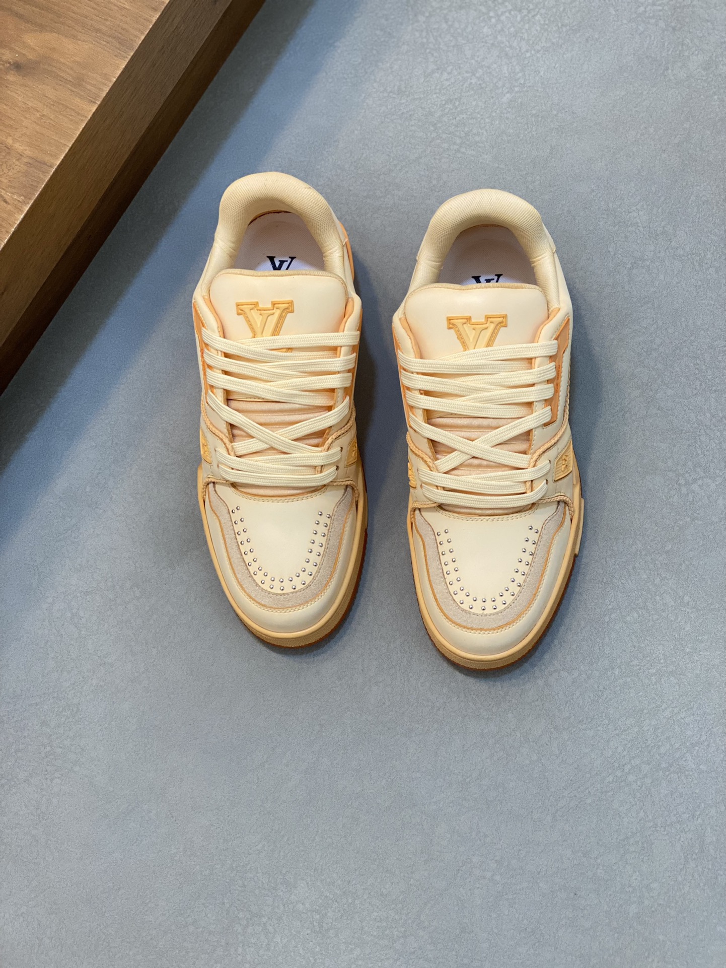 NO:220075,L. v TRAINER couples wash gradient sneakers, heavy industry creates a special edition. It uses water-dyed calfskin washing process, exquisite items, and the back #54 logo is the birth of the brand. In 1854, the artistic director of men's clothing, Virgil Abloh, handwritten Louis Vuitton logo embellishes one side. The water-dyed gradient has a unique flavor, mesh inner thickened foot pads, classic lv sports shoes, extremely comfortable and very fashionable, full set of original box packaging!  Size35-45 (46 custom made), louis vuitton, louis vuitton, sneakers, cowhide19860909L. v TRAINER 情侣款水洗渐变运动鞋 重工打造特别版 采用水染小牛皮水洗工艺,精致单品,后部 #54 标识遥望品牌诞生的 1854 年,男装艺术总监 Virgil Abloh 手写体路易威登标识点缀一侧.水染渐变别有一番风味,网布内里 加厚垫脚,经典lv运动板鞋,舒适度极高,同时极具潮味,全套原盒包装！Size35-45（46定做）,,louis vuitton,louis vuitton,sneakers,cowhide,Men's shoes