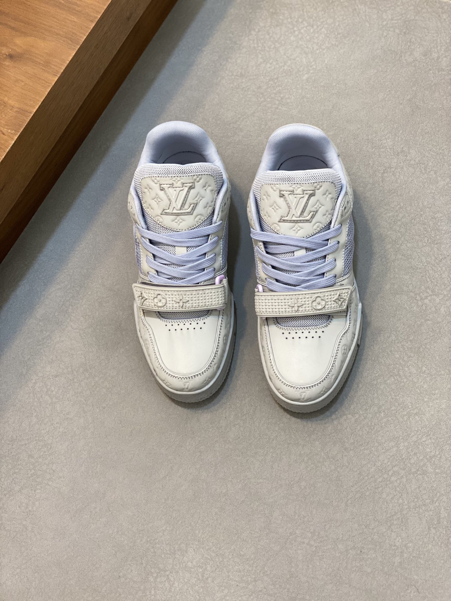 NO:221178,L new color scheme, men's Velcro Trainer sneakers, contrasting colors are super good. This Trainer sneakers are made of imported cowhide. The side of the shoe is matched with mesh, and the design is simple. It is inspired by the retro basketball sneakers admired by men's art director Virgil Abloh, and the side is decorated with handwritten Louis Vuitton English words. The technology rubber outsole is equipped with innovative gel inner pads, which makes the sense of comfort more outstanding. The outsole is decorated with Monogram Flowers pattern. Classic basketball shoes, with a very good turnaround rate, easy to match, breathable and comfortable on the feet!  Size38-45 (38, 45 customized), louis vuitton,sneakers,cowhide19860909L 新配色,男士魔术贴Trainer运动鞋 ,撞色超好看,此款Trainer运动鞋采用进口牛皮制成.鞋身侧搭配网面设计,设计简洁,以男装艺术总监Virgil Abloh所欣赏的复古篮球运动鞋为灵感,侧面饰有其手写的路易威登英文字样.科技橡胶外底配有创新凝胶内垫,舒适感更为出众.外底饰有Monogram Flowers图案.经典的篮球鞋款,回头率杠杠的,搭配轻易,上脚透气舒适！ Size38-45（38、45订做）,,louis vuitton,sneakers,cowhide,Men's shoes