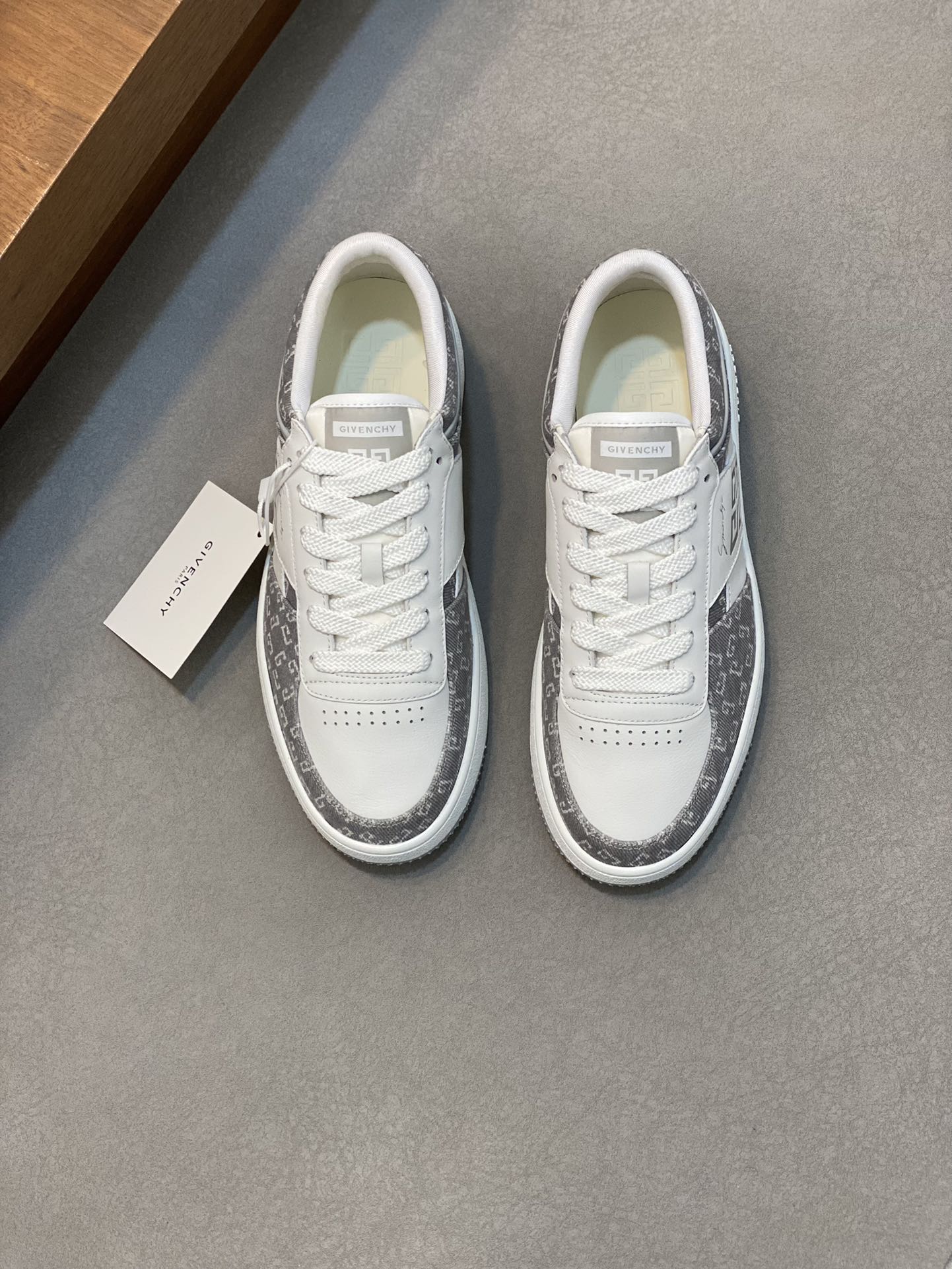 NO:221355,【GIVENCHY】Givenchy - High-end quality Original single - Upper; Napa calfskin, reverse velvet calfskin, shoe body silk-print brand logo - Inner water dyed cowhide - Outsole ultra-light TPR·rubber; Formed outsole - Ultra-high quality control·fine workmanship highlighted (high-end, noble, grade) -Size 39-44 (38,45, custom made)·,,givenchy,givenchy,cowhide19860909【GIVENCHY】纪梵希 -高端品质 原单 -鞋面；纳帕小牛皮、反绒小牛皮、鞋身丝印品牌logo -内里水染牛皮 -大底超轻TPR·橡胶; 成型大底 -超高品控·做工精细凸显(高端·贵气·档次) -Size 39-44（38,45,可订做)·,,givenchy,givenchy,cowhide,Men's shoes