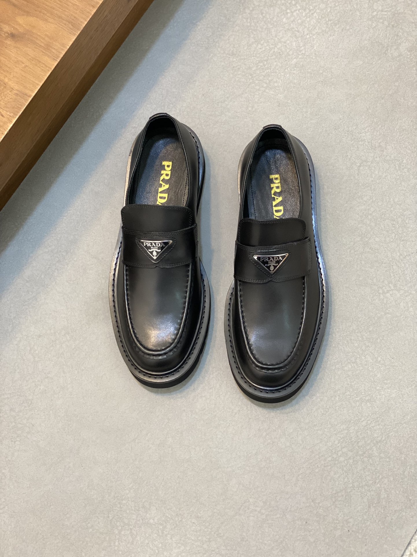 NO:221506,PRAD* — Prada Men's new leather lace-up derby shoes. Products from Dongguan. Use bright color open bead upper. Brock carved derby shoe shape. Elegant and atmospheric. Calfskin inner foot pads. Comfortable and breathable performance. The upper is decorated with PRAD*. Brand logo. 3cm light jagged EV sole releases modern style. The upper is stylish. You can enter and exit various occasions. Size 39-44. (38.45.46 customized),,prada,prada,prada,cowhide19860909PRAD* — 普拉达 普家男士新款皮系带德比鞋.莞产精品.采用亮色开边珠鞋面 .布洛克雕花德比鞋型 优雅大气 小牛皮内里垫脚加持 舒适透气性能绝佳 鞋面饰有PRAD* 品牌标识.3cm轻盈的锯齿状EV鞋底释放现代格调 上脚有型 可出入各种场合 码数39-44.（38.45.46定做）,,prada,prada,prada,cowhide,Men's shoes