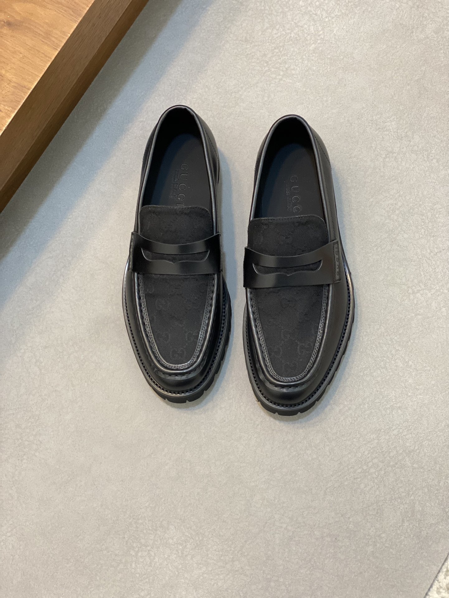 NO:221513,Gucc* — Gucci Gujia 24 new style interlocking double G men's loafers, men's formal casual leather shoes, cleverly uses unique design elements to inject fresh vitality into the collection design. On this black leather loafer, the interlocking double G chain strap is presented ingeniously on the shoe body, injecting full of novelty into the entire design. The upper material is made of cowhide, and the classic webbing details are embellished with noble and compact interlocking double G logo, which is full of three-dimensional and unique temperament!  Water-dyed cowhide inner lining, classic series, exquisite details!  Code count 39-44 (38.45.46 customized), gucci, gucci, gucci, loafers, cowhide19860909Gucc* — 古驰 古家24 新款 饰互扣式双G男士乐福鞋,男士正装休闲皮鞋,巧妙运用别具一格的设计元素为典藏设计注入新鲜活力.在这款黑色皮革乐福鞋上,互扣式双G链带细节匠心呈现于鞋身,为整个设计注入十足新意.鞋面材质选用牛皮,在经典织带细节上点缀高贵小巧的互扣式双G标识,立体感十足,独特气质！水染牛皮内里,经典系列,细节精致！ 码数39-44（38.45.46定做）,,gucci,gucci,gucci,loafers,cowhide,Men's shoes