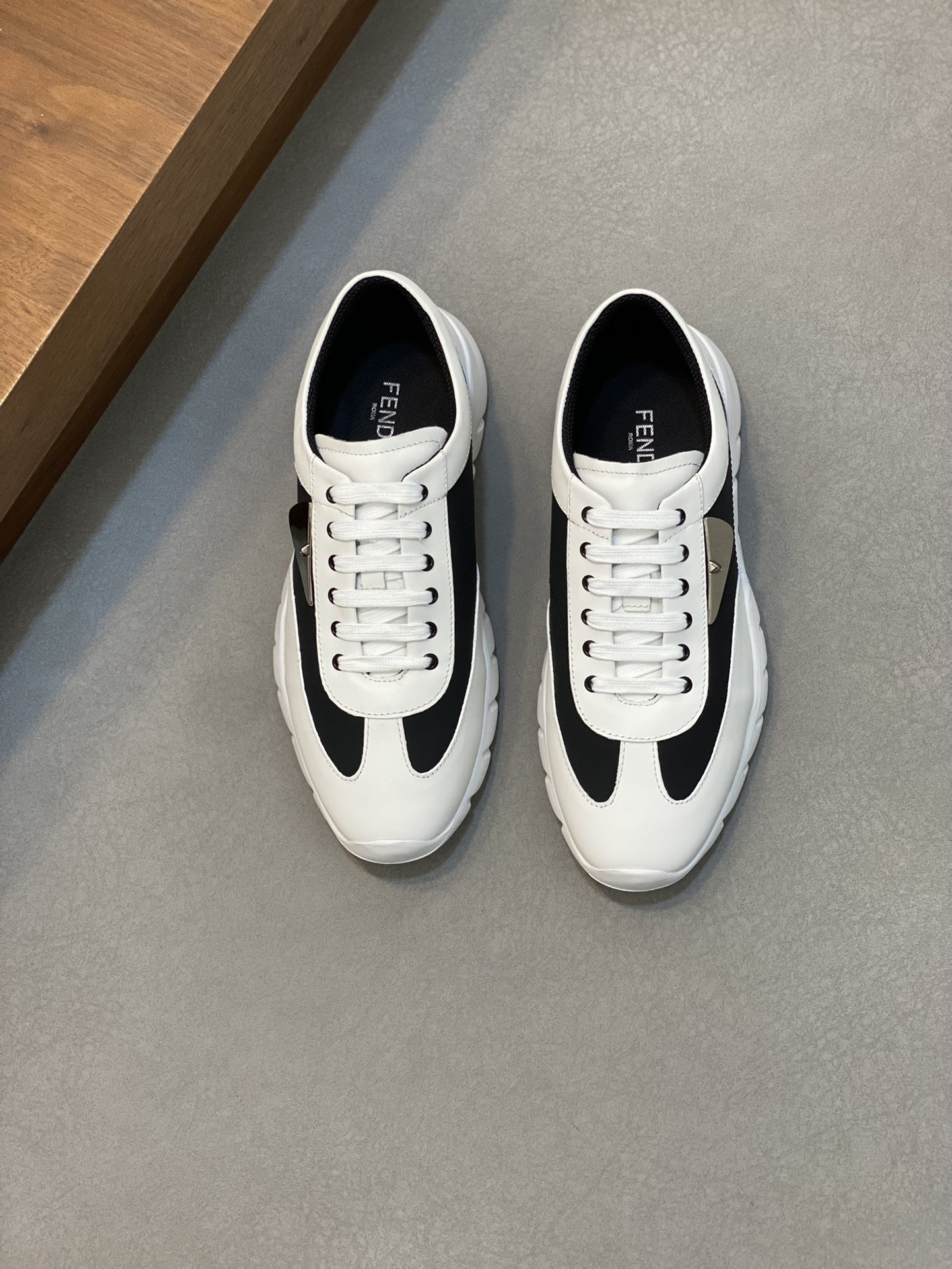 NO:280588,【FENDI】Top Purchase Fen Fen Street Fried Street God Little Monster Popular and Popular New Models of the New Original Configuration, Italy imported original cowhide fabric, high-quality printing technology, imported water dyed cowhide breathable mesh inner lining, breathable and comfortable, original soles are specially supplied with original soles, super comfortable, original order goods are high quality, can enter and exit the counter at will, welcome to compare, number 39-44 (order 38.45.46),,fendi,cowhide19860909【 FENDI】顶级代购 芬 炸街男神小怪兽人气爆款专柜新款原厂配置,意大利进口原版牛皮面料,高品质印花工艺,进口水染牛皮拼透气网纱内里,透气舒适,鞋底原厂特供原版底超级舒适,原厂跟单货高品质,可随意进出专柜,欢迎对比,码数 39-44（可订 38.45.46）,,fendi,cowhide,Men's shoes