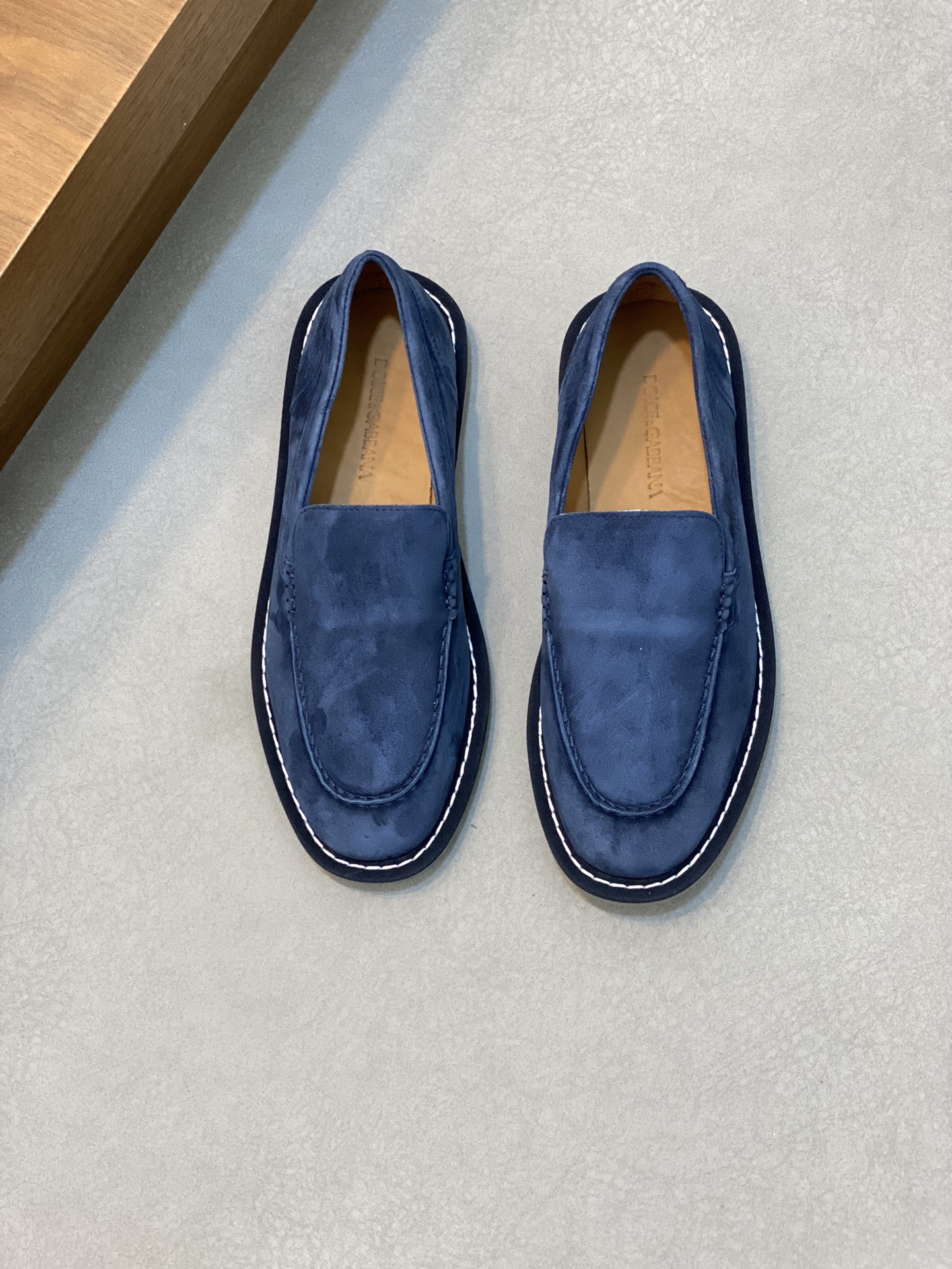 NO:221349,D&G new men's loafers driving shoes, the fabric is fully imported cowhide, visible texture, heavy industry car line, inner lining dye calfskin, standard logo cowhide foot pad, DG metal logo design big brand experience, soft and comfortable on the feet, men's perfect, special anti-slip wear-resistant rubber sole, easy to control various occasions, equipped with original box packaging!  Size39-44 (38.45.46 customized), DG casual shoes, Dolce & Gabbana, Dolce & Gabbana, loafers, cowhide19860909D&G新款男士乐福鞋驾车鞋,面料采用全进口牛皮,看得见的质感,重工车线,内里本染小牛皮,标配logo牛皮垫脚,DG金属logo设计大牌体验,上脚柔软舒适,男士臻享,专用防滑耐磨橡胶鞋底,轻松驾驭各种场合,配原盒包装！ Size39-44（38.45.46定做）,DG休闲鞋,Dolce&Gabbana,Dolce&Gabbana,loafers,cowhide,Men's shoes