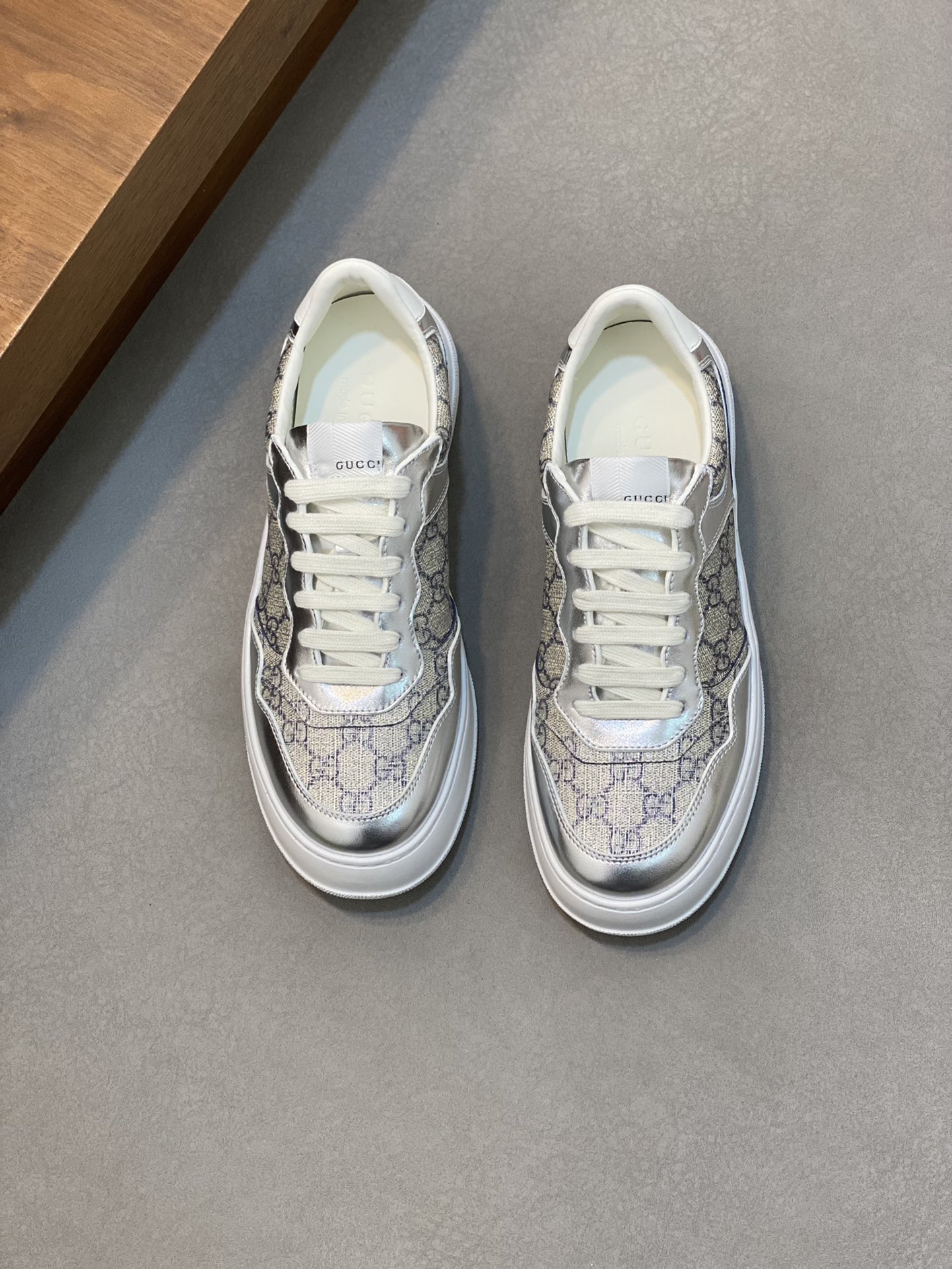 NO:220935,Brand G U C C I color original color matching Number of 38-44 Customized 45 Price Material Guqi counter synchronizes new casual shoes!  High quality Top version 1:1 made fashionable and trendy details impeccable with imported calfskin made of soft and comfortable cowhide inner foot feeling comfortable and superior quality original outsole, Guqi casual shoes, cowhide19860909品牌G U C C I 颜色原版配色 码数38-44定做45 价格 材质古奇专柜同步新品休闲鞋！高品质 顶级版本1:1制作时尚潮流细节无可挑剔采用进口小牛皮制作柔软舒适牛皮内里脚感舒适品质优越原版大底,古奇 休闲鞋,cowhide,Men's shoes