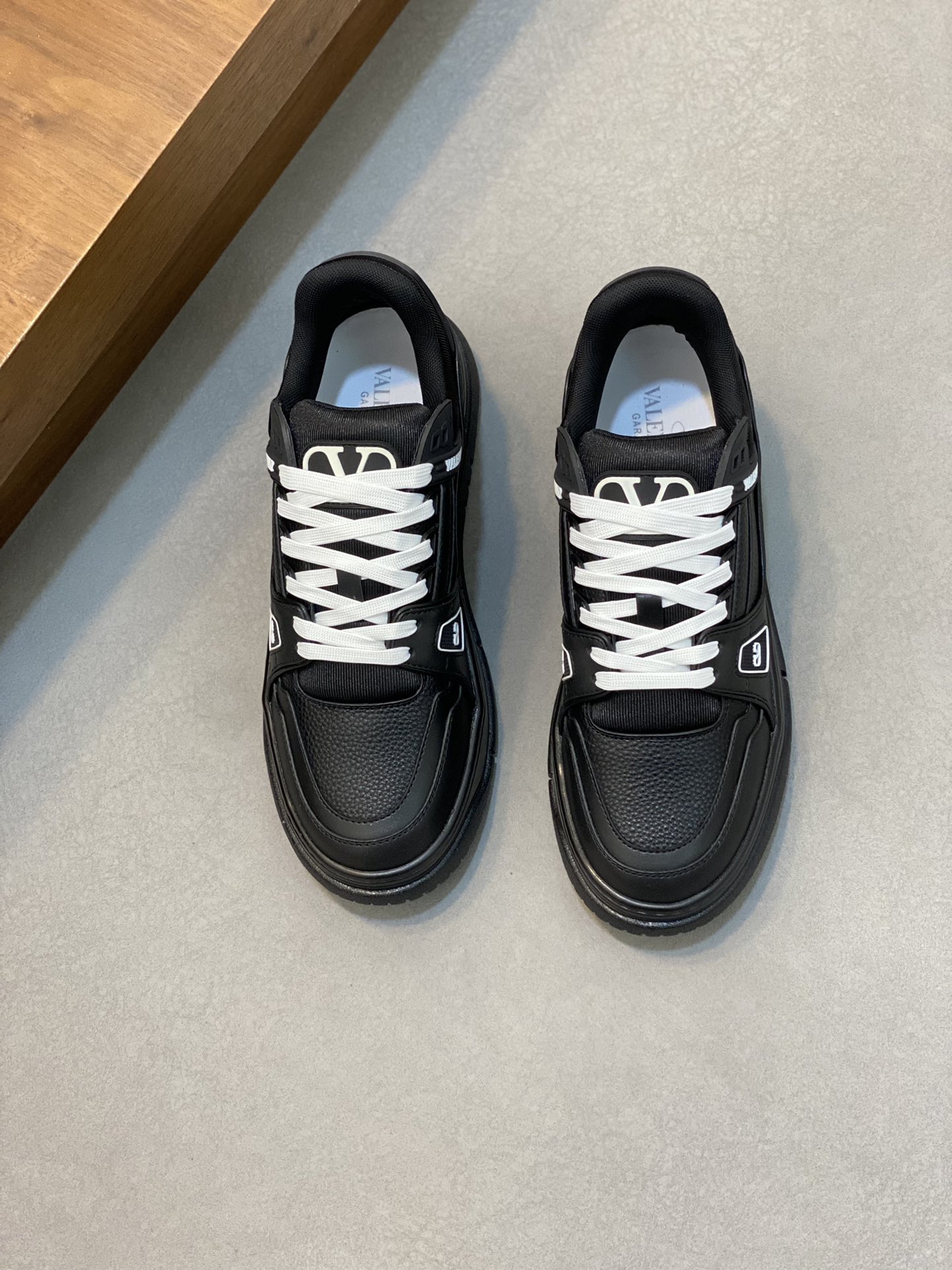 NO:220916,Brand VALENTINO Color Original Color Size 35-45 Couple Model Price Material Valentino New Product Casual Sports Shoes!  Classic old-fashioned original single quality top version fashion trend details are impeccable using imported cowhide splicing to make mesh cloth foot pad foot feel comfortable and superior quality original replica outsole, Valentino casual shoes, valentino, valentino, sneakers, cowhide19860909品牌VALENTINO 颜色原版配色 码数35-45情侣款 价格 材质华伦天奴新品休闲 运动鞋！经典不老款原单品质顶级版本时尚潮流细节无可挑剔采用进口牛皮拼接制作网布垫脚脚感舒适品质优越原版复刻大底,华伦天奴休闲鞋,valentino,valentino,sneakers,cowhide,Men's shoes