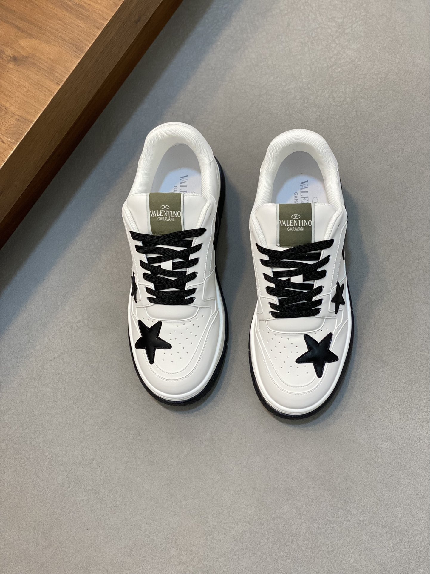 NO:271442,VLTN Warren Couple Sports Shoes Series New Couple Sports Shoes are on sale. The original ZP is being purchased and disassembled. Repeated version and modification. The force must be restored one to one!  Top luxury masterpiece Signature Willow nail design Soft and comfortable real sheepskin brings excellent elegant texture and excellent comfort on the feet Top purchasing version upper imported calfskin surface/original oil edge craftsmanship Inner water dye cowhide inner lining original development two-color combination sole packaging original configuration full set of packaging sizes for women 35/40, men 38/45., valentino, sneakers, cowhide, sheepskin19860909VLTN华伦 情侣款运动鞋系列 新款情侣运动鞋 火爆发售. 原版ZP入购拆解. 反复打版调改. 力要一比一还原！顶级奢华力作 招牌柳钉设计 柔软舒适的真羊皮 带来卓越优雅的质感 与极佳的上脚舒适感 顶级代购版本鞋面进口小牛皮面/原版油边工艺 内里水染牛皮内里 大底原版开发双色组合大底 包装原版配置全套包装 码数女35/40、男38/45.,,valentino,sneakers,cowhide,sheepskin,Men's shoes