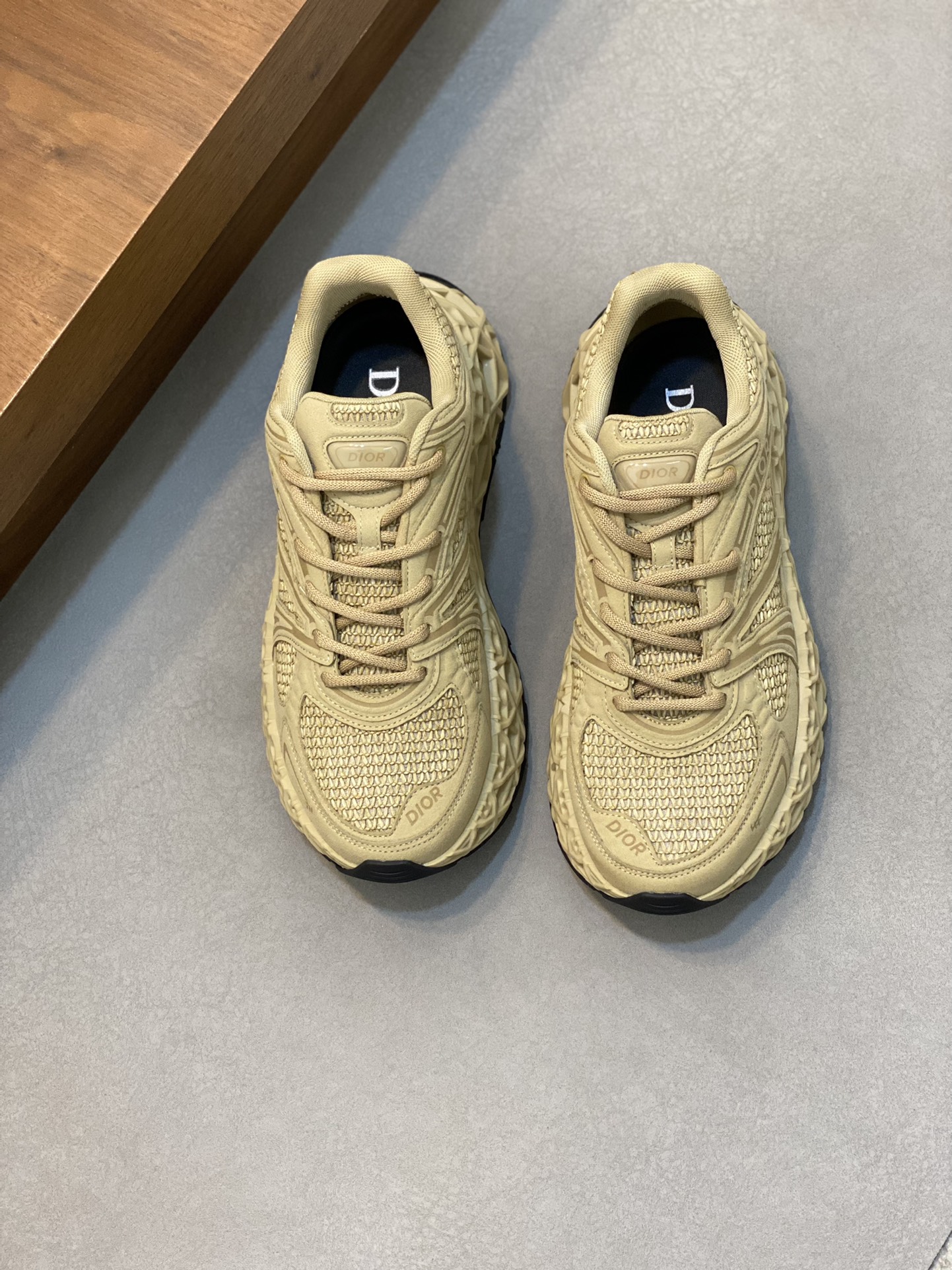 NO:220987,Dior/DIOR B35 NXT 2025ss new sports shoes are shipped first on the official website. Another new series of sports shoes in the DIOR brand has ushered in the first place. The new sports shoes of B35 NXT designed by brand shoe designer Thibo uses 3D printing technology to make a hollow sole. The body part is a dad shoe style mesh splicing, bright and dark colors smooth line layout that is very consistent with the current aesthetics. The retro millennial sense and modern technology sense are integrated into one, creating different styles and shapes, and a new shoe work that combines cutting-edge technology and retro aesthetics. The tongue is decorated with the DIOR brand logo logo on many sides, paired with 3D printed hollow rubber sole, with a thickness of 4.5cm, and the inner logo of the fabric, which is comfortable and breathable on the feet, and is fashionable and versatile. It is equipped with a full set of original packaging!  Size 38-39-40-41-42-43-44-45-46 (38, 45, 46) Standard leather shoes size, Dior casual shoes, dior, dior, sneakers19860909迪奥/DIOR B35 NXT 2025ss新款运动鞋抢先官网出货 DIOR品牌又一新系列运动鞋款迎来了率先曝光.品牌鞋履设计师 Thibo 设计的B35 NXT 的新款运动鞋,采用了 3D 打印技术制成镂空式鞋底,鞋身部分则是十分契合当下审美的老爹鞋样式网面拼接与亮色系、暗色系流畅线条布局,将复古千禧感与现代科技感浑然融为一体,打造不同风格造型,将前沿科技与复古审美相结合的鞋履新作,鞋舌多处饰有DIOR品牌logo徽标,搭配3D打印镂空式橡胶鞋底,厚度4.5cm,织物内里徽标垫脚,上脚舒适透气,时尚百搭.配全套原包装！ 尺码38-39-40-41-42-43-44-45-46（38、45、46）标准皮鞋尺码,Dior休闲鞋,dior,dior,sneakers,Men's shoes