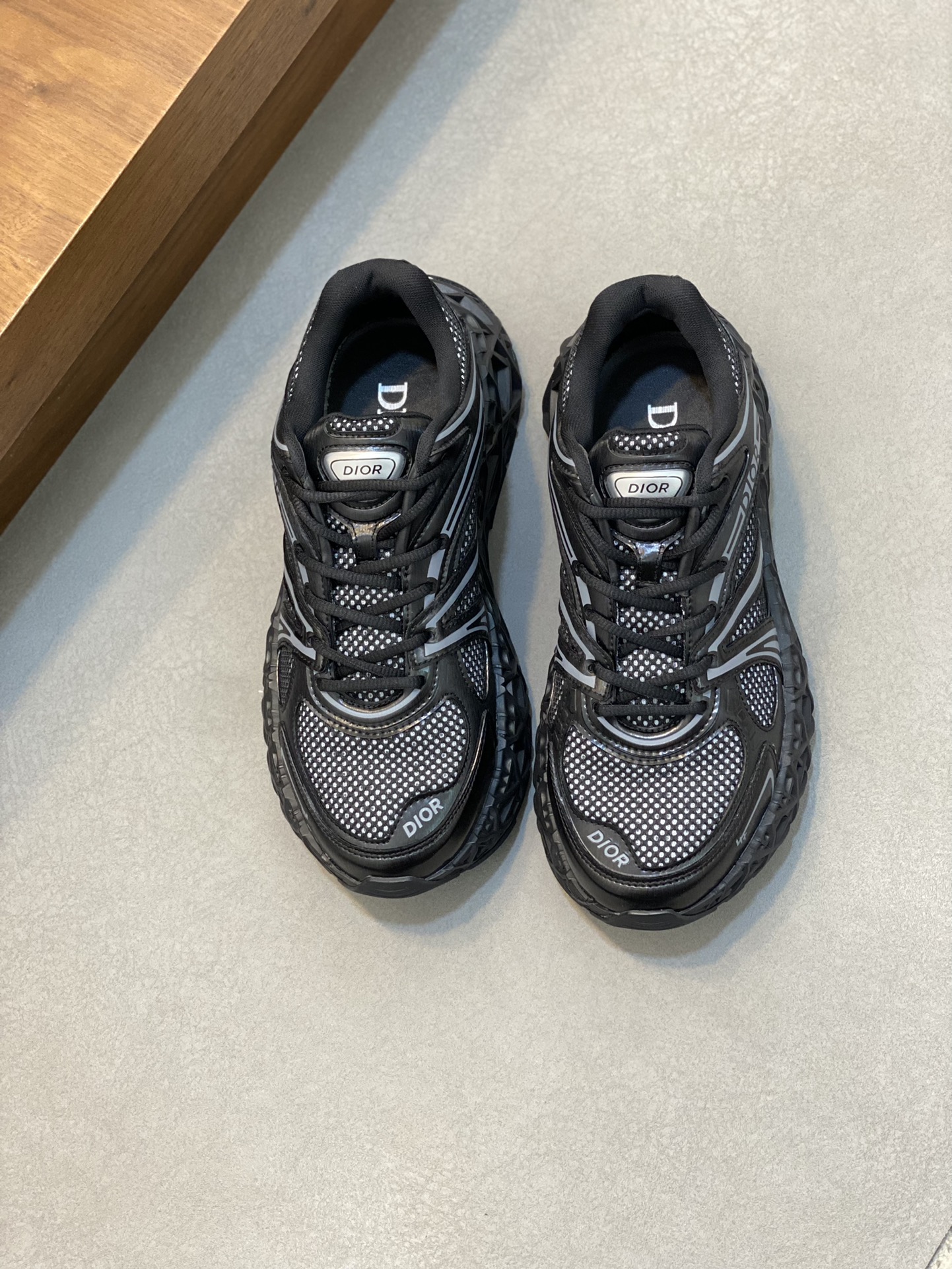 NO:221615,Dior/DIOR B35 NXT 2025ss new sports shoes are shipped first on the official website. Another new series of sports shoes in the DIOR brand has ushered in the first place. The new sports shoes of B35 NXT designed by brand shoe designer Thibo uses 3D printing technology to make a hollow sole. The body part is a dad shoe style mesh splicing, bright and dark colors smooth line layout that is very consistent with the current aesthetics. The retro millennial sense and modern technology sense are integrated into one, creating different styles and shapes, and a new shoe work that combines cutting-edge technology and retro aesthetics. The tongue is decorated with the DIOR brand logo logo on many sides, paired with 3D printed hollow rubber sole, with a thickness of 4.5cm, and the inner logo of the fabric, which is comfortable and breathable on the feet, and is fashionable and versatile. It is equipped with a full set of original packaging!  Size 38-39-40-41-42-43-44-45-46 (38, 45, 46) Standard leather shoes size, Dior casual shoes, dior, dior, sneakers19860909迪奥/DIOR B35 NXT 2025ss新款运动鞋抢先官网出货 DIOR品牌又一新系列运动鞋款迎来了率先曝光.品牌鞋履设计师 Thibo 设计的B35 NXT 的新款运动鞋,采用了 3D 打印技术制成镂空式鞋底,鞋身部分则是十分契合当下审美的老爹鞋样式网面拼接与亮色系、暗色系流畅线条布局,将复古千禧感与现代科技感浑然融为一体,打造不同风格造型,将前沿科技与复古审美相结合的鞋履新作,鞋舌多处饰有DIOR品牌logo徽标,搭配3D打印镂空式橡胶鞋底,厚度4.5cm,织物内里徽标垫脚,上脚舒适透气,时尚百搭.配全套原包装！ 尺码38-39-40-41-42-43-44-45-46（38、45、46）标准皮鞋尺码,Dior休闲鞋,dior,dior,sneakers,Men's shoes