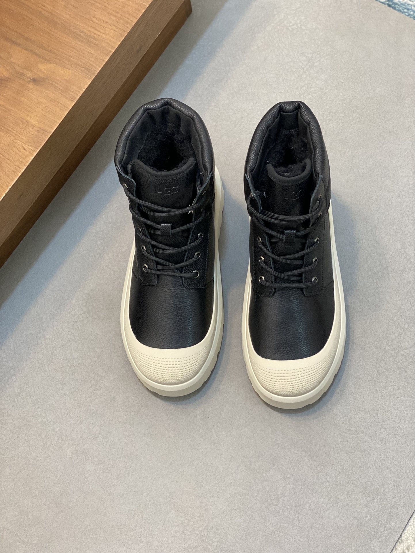 NO:220122,Brand ugg original color matching Number of codes 39-44 Standard code Price Material UGG New winter simple style is very warm and comfortable tones restrained and elegant, elegant and simple design is extremely warm and cold-proof. The upper of a men's shoe is made of imported cowhide inner warm wool, and the details show the brand's exquisite and rigorous craftsmanship is super light. Flower bubbles, outsole, comfortable and soft, UGG wool men's shoes, cowhide19860909品牌ugg 颜色原版配色 码数39-44标准码 价格 材质UGG 冬季新款简单的款型又十分保暖舒适色调内敛而优雅从容精致简单的设计极具保暖防寒的一款男鞋鞋面采用进口牛皮内里保暖羊毛,点滴细节都展现品牌精湛严谨的工艺超轻 花泡 大底 舒适柔软,UGG羊毛男鞋,cowhide,Men's shoes