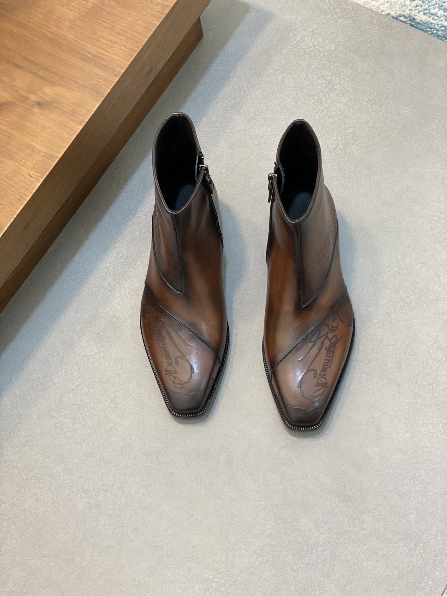 NO:220015,Brand Berluti Color Original Color Code 39-44 Customized 38.45.46 Price Material Berluti 2025 New Model High-end Top · Original Single Ber* Berluti French Top Men's Boots, Berluti's Brand's debut broke the convention and launched a new Edge shoe last. This bold improvement of the iconic shoe last is of great significance to its unique shape and width creative work. On Alessandro shoes, this angular outline is made by Kris' bold and professional new Cloudy dyeing makes it look more perspective. It is both business and casual. Classic and fashionable!  The handwritten patterns on the shoe body add a lot of color, Berluti, christian louboutin, Dolce & Gabbana, boots19860909品牌Berluti 颜色原版配色 码数39-44定做38.45.46 价格 材质伯尔鲁帝2025新款 高端 顶级·原单Ber*布鲁提法国顶级男靴,Berluti品牌的首秀中打破常规,推出全新的Edge鞋楦.标志性鞋楦的这种大胆改良,对于其独特形状和边宽创意工作意义重大、在Alessandro鞋履上,这种棱角分明的轮廓经Kris大胆专业的全新Cloudy 染色显得更有透视感.既商务又休闲.经典时尚！鞋身的手写纹更为其增色不少,Berluti 布鲁提,christian louboutin,Dolce&Gabbana,boots,Men's shoes
