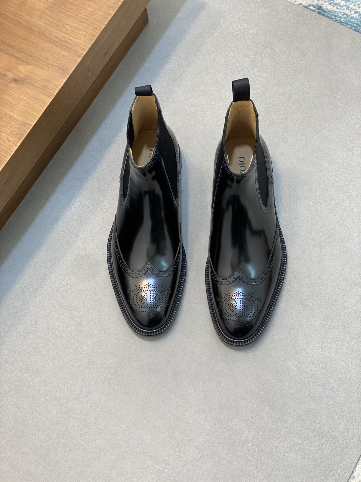 NO:220020,DIOR/Dio EVIDENCE black glossy Chelsea short boots are top-notch products in Dongguan, exclusive spot instant delivery!  This Chelsea short boot demonstrates the modern elegance and exquisite craftsmanship of Dior. It is carefully crafted from imported black beaded cowhide leather, decorated with decorative eyelets and side elastic bands, and the upper is decorated with exquisite DIOR embossed logo. The toe is decorated with CD eyelets and a pull-on design, and the heel is equipped with lifting shoe pull tabs for easy putting on and off. Blake stitching craftsmanship. The heel of the genuine leather sole has a rubber patch for anti-slip. The inner lining is dyed with calfskin, and the cowhide footprints are logo logos. The entire original packaging contains dust bags!  Size 38-39-40-41-42-43-44 Standard leather shoe size, DIOR men's boots, dior, dior, boots, cowhide19860909DIOR/迪奥 EVIDENCE黑色亮面切尔西短靴 莞产顶级精品,独家现货秒发！ 这款切尔西短靴彰显 Dior 的现代优雅和精湛工艺.采用进口黑色开边珠牛皮革精心制作,饰以装饰性孔眼和侧面弹力带,鞋面点缀以精致的DIOR压花标志.鞋头饰以CD孔眼,套穿式设计,后跟配提鞋拉袢,穿脱方便,布雷克缝线工艺,真皮鞋底后跟带有橡胶贴片防滑,内里本染小牛皮,牛皮垫脚印有logo标识,全原包装含防尘袋！ 尺码38-39-40-41-42-43-44标准皮鞋码,DIOR男靴,dior,dior,boots,cowhide,Men's shoes