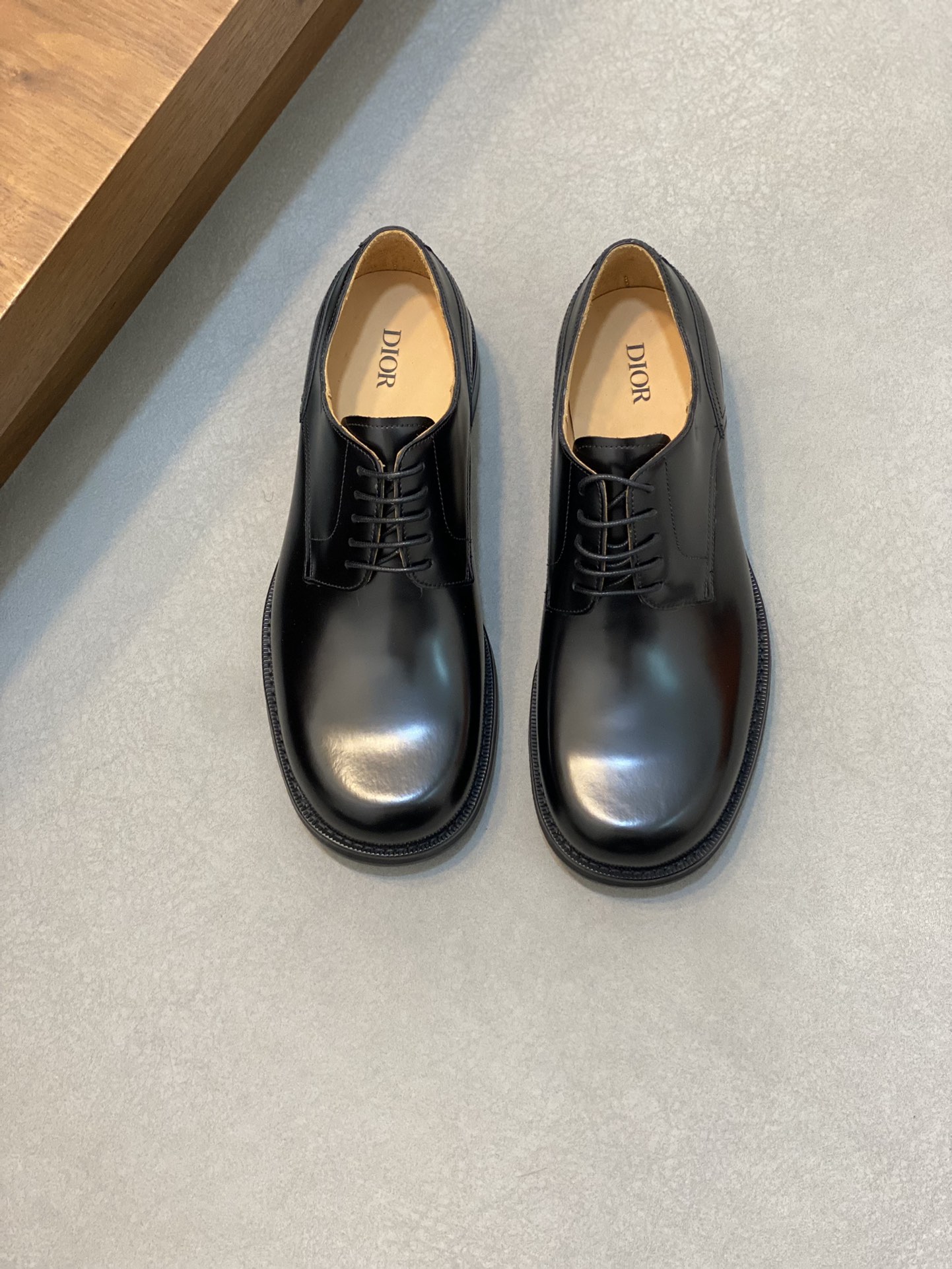 NO:220032,Dior/DIOR Carlo Men's Business Derby Shoes Shipping, Top-notch Products in Dongguan, Exclusively available in stock!  This Dior Carlo Derby shoe has a smooth and elegant outline, reinterpreting the classic Dior elegance logo. It is carefully crafted from black polished cowhide leather, rich in layering, delicate and bright leather, tough and resistant to creases. The heel of the genuine leather sole fits rubber anti-slip inserts, incorporates Blake inner seam process, 5 holes in the same tone, paired with lace-up opening and closing, a simple glossy and large head design, fashionable and durable, and can be used in various occasions!  With a full set of original packaging dust bags, the highest version in the market, supports comparison!  Spot instant delivery!  Size 38-39-40-41-42-43-44 Standard leather shoe size, Dior leather shoes, dior, dior, cowhide19860909迪奥/DIOR Carlo 男士商务德比鞋出货 莞产顶级精品,独家现货发售！ 这款 Dior Carlo 德比鞋轮廓流畅、高雅,重新诠释 Dior 优雅的经典标识.采用黑色抛光牛皮革精心制作,富有层次感,皮质细腻光泽透亮,韧性好耐折痕.真皮鞋底后跟贴合橡胶防滑镶片,融入布雷克内缝工艺,5 个同色调孔眼,搭配系带开合,简约光面大方头设计,款式时尚耐看,可出入各种场合！配全套原包装防尘袋,市场最高版本,支持对比！现货秒发！ 码数38-39-40-41-42-43-44 标准皮鞋码,Dior皮鞋,dior,dior,cowhide,Men's shoes