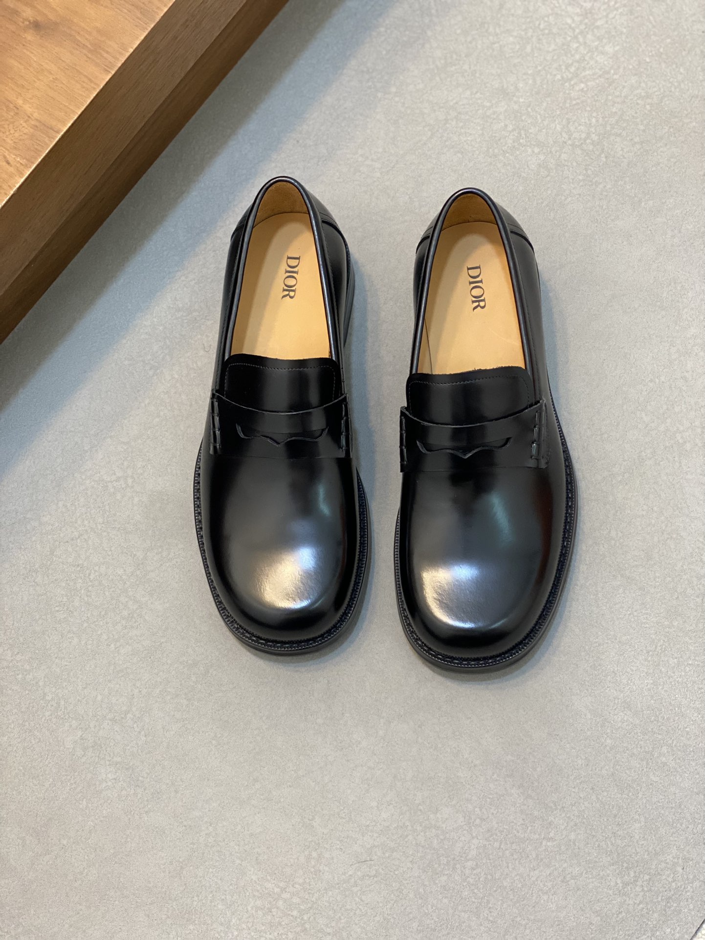 NO:220038,Dior/DIOR Carlo new men's loafers shipped, top quality products from Dongguan, exclusively available in stock!  This Dior Carlo loafer reinterprets Dior's elegant classic logo. It is carefully crafted from black polished cowhide leather, with delicate and shiny leather, good toughness and resistant to crease. The heel of the genuine leather sole fits rubber anti-slip inserts, incorporates Blake's inner seam craftsmanship, and the loafer style is matched with horizontal strips of the same material, with a simple glossy and square head design, which is fashionable and durable, and can be used in various occasions!  With a full set of original packaging dust bags, the highest version in the market, supports comparison!  Spot instant delivery!  Size 38-39-40-41-42-43-44 Standard leather shoe size, Dior leather shoes, dior, dior, loafers, cowhide19860909迪奥/DIOR Carlo 新款男士乐福鞋出货 莞产顶级精品,独家现货发售！ 这款 Dior Carlo 乐福鞋重新诠释 Dior 优雅的经典标识.采用黑色抛光牛皮革精心制作,皮质细腻光泽透亮,韧性好耐折痕.真皮鞋底后跟贴合橡胶防滑镶片,融入布雷克内缝工艺,乐福鞋款式,搭配同材质横饰带,简约光面大方头设计,款式时尚耐看,可出入各种场合！配全套原包装防尘袋,市场最高版本,支持对比！现货秒发！ 码数38-39-40-41-42-43-44 标准皮鞋码,Dior皮鞋,dior,dior,loafers,cowhide,Men's shoes