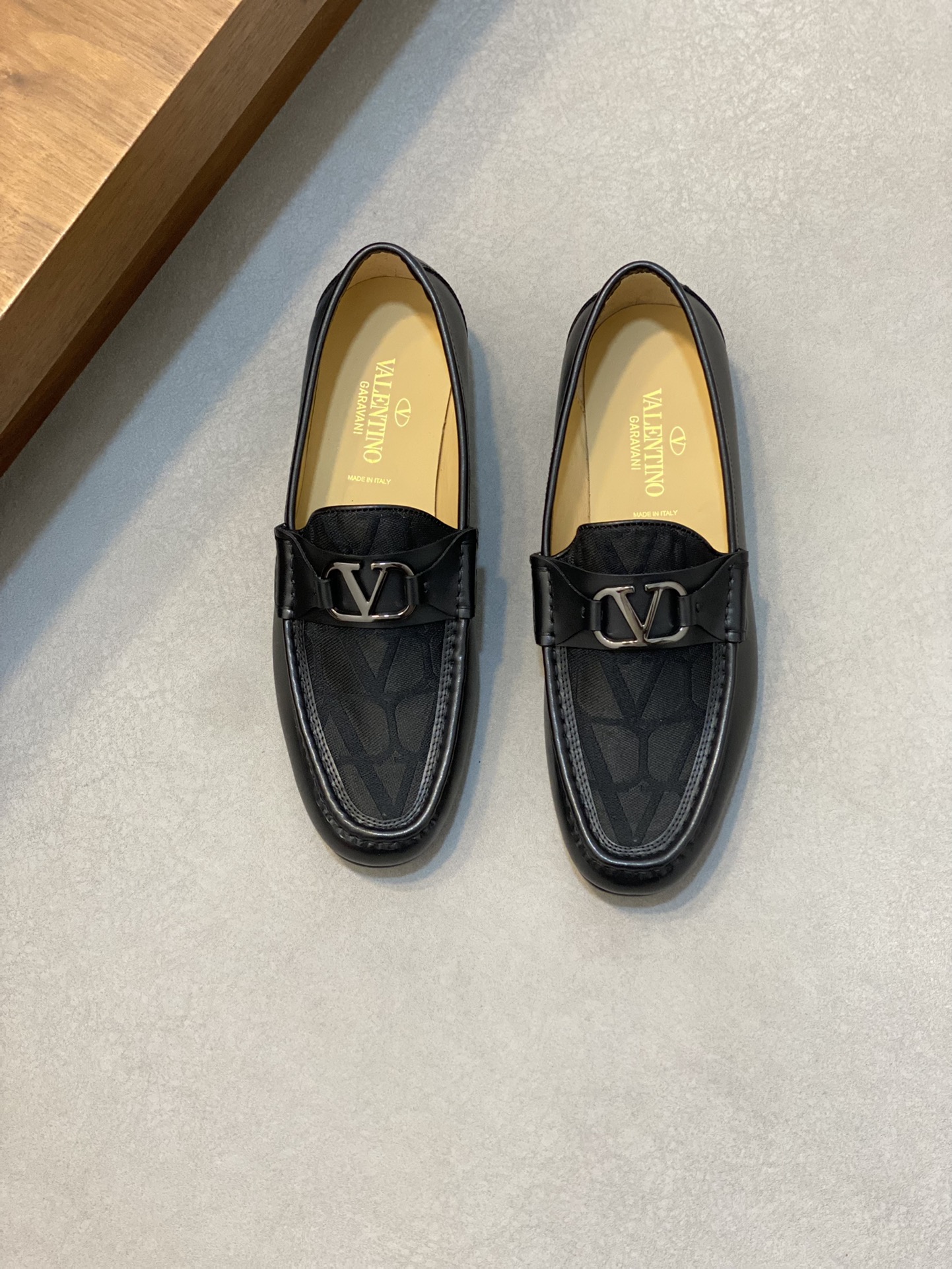 NO:220883,Brand VALENTINO Color original color matching Number 38-44 Customized 45.46 Price Material Valentino casual leather shoes The same style of the counter is the best imported cowhide head layer cowhide inner cowhide foot pad style atmospheric footwear, perfect flow line, high quality workmanship 1:1 accurate reproduction purely handmade to create a comfortable wearing experience original (real leather sole), Valentino leather shoes, valentino, valentino, cowhide, Leather soles19860909品牌VALENTINO 颜色原版配色 码数38-44定做45.46 价格 材质华伦天奴休闲皮鞋 专柜同款优选进口牛皮头层牛皮内里牛皮垫脚版型大气上脚超有气质完美的流线高品质做工1:1精准复刻 纯手工打造舒适的穿着体验原版（真皮大底）,华伦天奴皮鞋,valentino,valentino,cowhide,Leather soles,Men's shoes