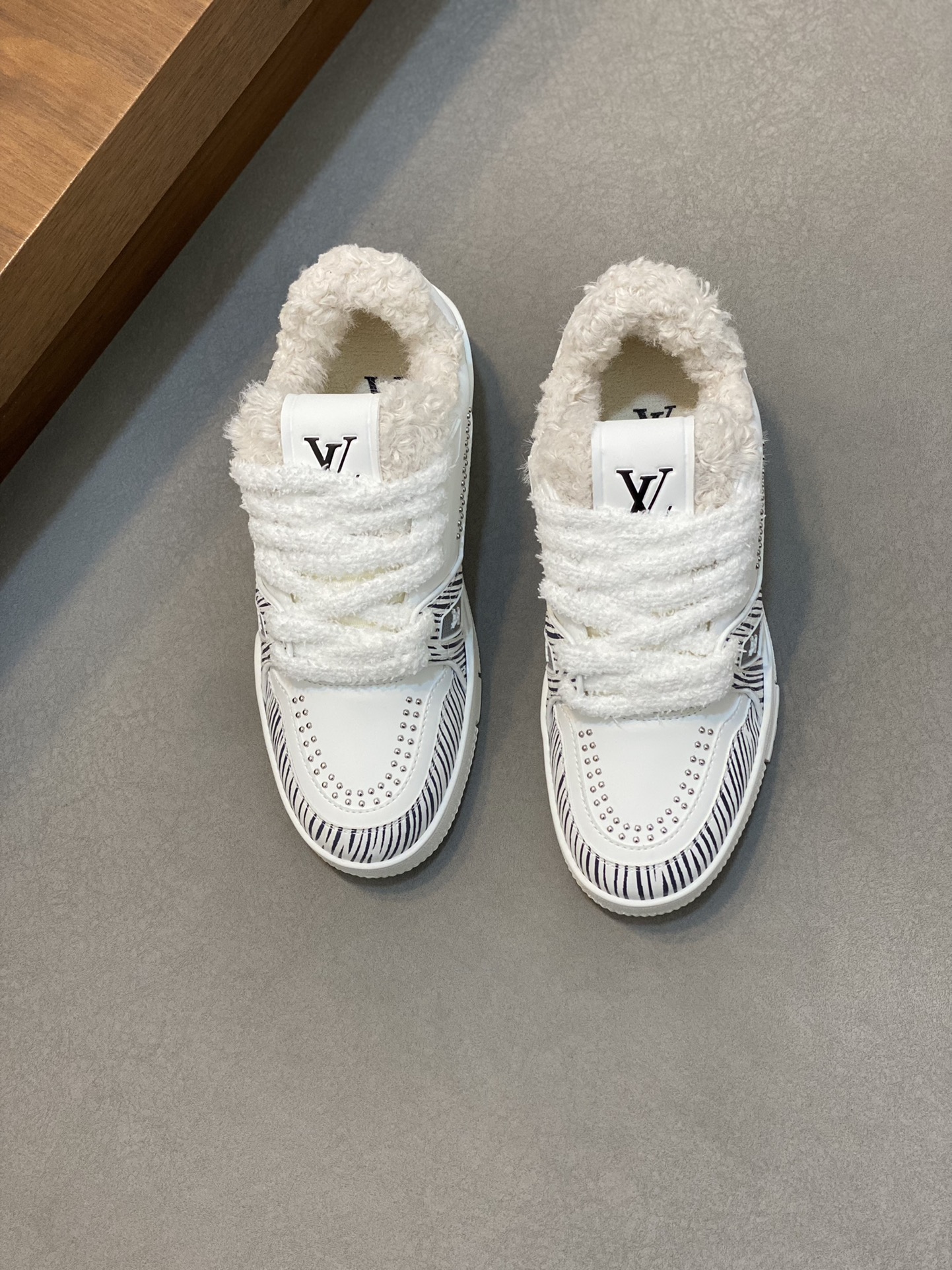 NO:221001,Brand LOUIS VUITTON Color Original Color Pair Number 35-44 Customized 45 Price Material New Louis Vuitton Casual Shoes!  High-quality Labon craft upper adopts original cowhide washing and old craftsmanship with original material LV Comfortable and warm fluff inner fuzzy footbed style Simple and atmospheric LV original outsole, Louis Vuitton, louis vuitton, louis vuitton, louis vuitton, louis vuitton, cowhide19860909品牌LOUIS VUITTON 颜色原版配色 码数35-44定做45 价格 材质路易威登新款 休闲鞋！高品质拉邦工艺鞋面采用原版牛皮水洗做旧工艺搭配原版材质LV 舒适保暖绒毛内里绒毛垫脚版型时尚 简单大气LV原版大底,路易威登,louis vuitton,louis vuitton,louis vuitton,cowhide,Men's shoes