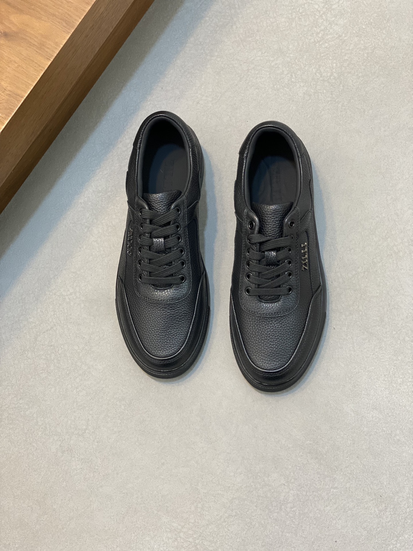 NO:221489,ZILLI French brand high-end casual men's shoes, made of soft calfskin with a top layer, the shoe body has a layered texture, cowhide inner, the workmanship details are very good, the original outsole has excellent comfort! Size 38-44, cowhide19860909ZILLI 泽利法国品牌 高端休闲男鞋、采用头层柔软的小牛皮制作,鞋身线条层次感十足、牛皮内里,做工细节非常到位,原版大底.拥有极佳舒适度!38-44码,,cowhide,Men's shoes