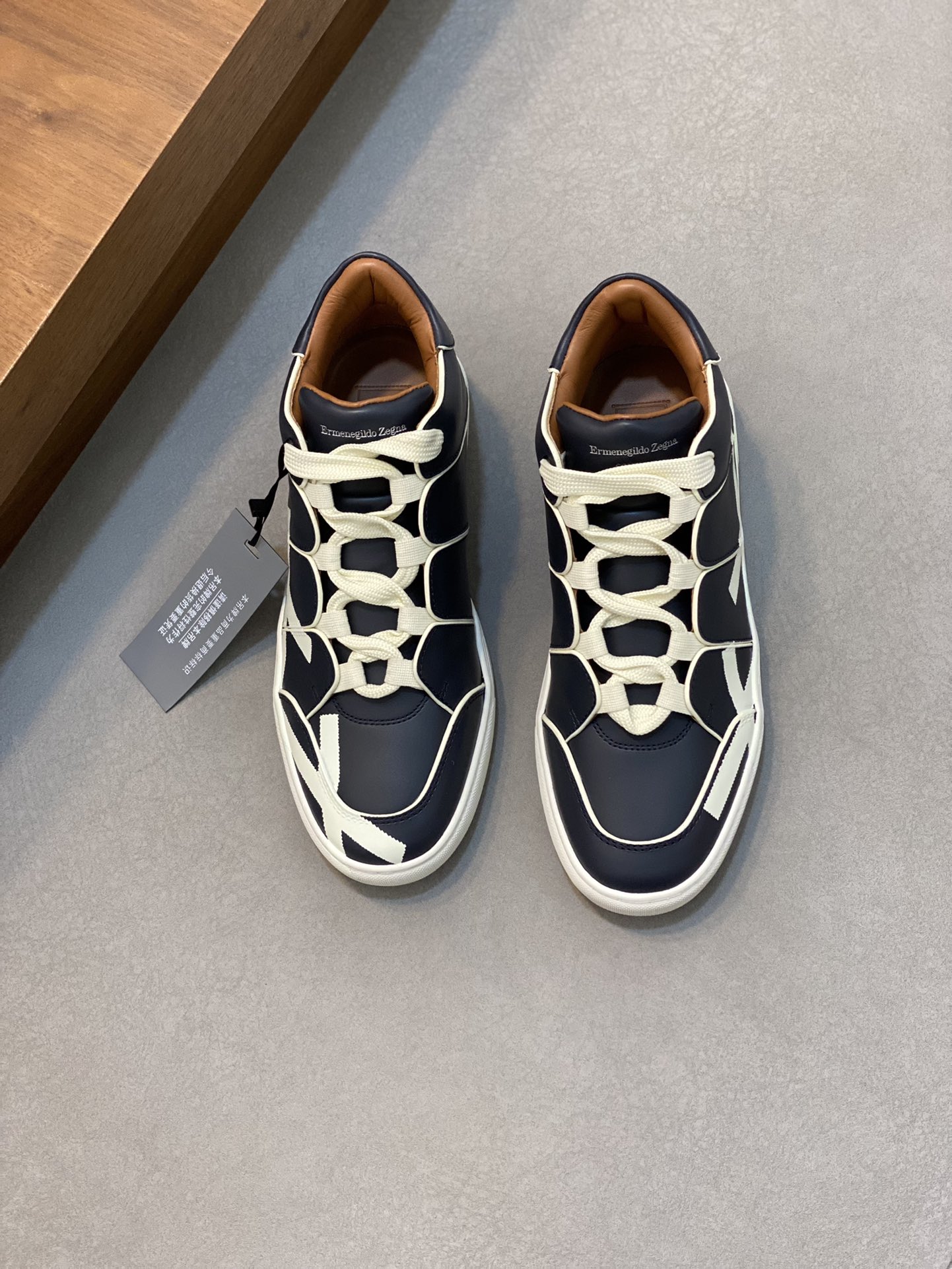 NO:219908,Ermenegildo Zegna/Jenia TIZIANO XXX series high-top sports lace shoes This TIZIANO XXX sports shoes are inspired by short boots with simple and neat lines. They cleverly incorporate the side of the upper into innovative tailoring, and are hand-painted with the iconic XXX elements representing the high-end handcrafted series of Zenia. Deliberately created asymmetrical design conveys its unique avant-garde soul, echoing the XXX hand-stitched at the heel. Styling and product details: This sports shoe is made of extremely smooth ultra-soft calfskin, with calfskin inner. It has outstanding breathability and comfort. Paired with an ultra-light rubber outsole, it makes every step light and burden-free. The exquisite XXX The details of the logo stitching sway over the shoe wedges and the tongue, outlining a refreshing minimalist style. The high-top style is full of trendiness. The ultra-wide cross-laces and XXX logo are intertwined in the same color, showing the extraordinary fashion taste of urban handsome men to the fullest. The details include hand-painted tinting oil edges, contrasting decorations, printed logo tongues, wide rib knitted laces. The heel is hand-sewn XXX label, high-strength memory insoles and ultra-light rubber herringbone non-slip sole, and the sole circumference plus car sole. The counter packaging is included, and a pair of shoe storage bags and a pair of shoelaces! Size 39-40-41-42-43-44 Standard leather shoe size, Zegna casual shoes, zegna, boots, sneakers, cowhide19860909Ermenegildo Zegna/杰尼亚TIZIANO XXX系列高帮运动系带鞋 这款TIZIANO XXX 运动鞋以线条简约利落的短靴为灵感,将鞋面侧身巧妙融入创新剪裁,与代表杰尼亚高级手工系列的标志性XXX 元素手工绘制于鞋身.刻意打造的不对称设计传达出其独一无二的前卫灵魂,与后跟处手工缝饰的 XXX 遥相呼应. 版型和产品细节:此款运动鞋面料采用极其光滑的超软小牛皮制成,小牛皮内裡.拥有卓著的透气性与舒适感.搭配超轻橡胶外底,令每一次步履都轻盈零负担.精美的 XXX 标志缝线细节游走于鞋楔与鞋舌之上,勾勒出清爽的极简主义风格.糅合高帮款式潮范十足,超宽的交叉鞋带与 XXX 标识同色交织,将都市型男非凡的时尚品位展现得淋漓尽致.细节包括手绘着色油边,撞色装饰、印花徽标鞋舌、宽罗纹针织鞋带.后跟部位手工缝制 XXX 标签,高弹力记忆鞋垫和超轻橡胶人字纹防滑鞋底,鞋底周圈加车大底边线.专柜包装,随附鞋履收纳袋,鞋带一副！ 码数39-40-41-42-43-44 标准皮鞋码,杰尼亚 休闲鞋,zegna,boots,sneakers,cowhide,Men's shoes