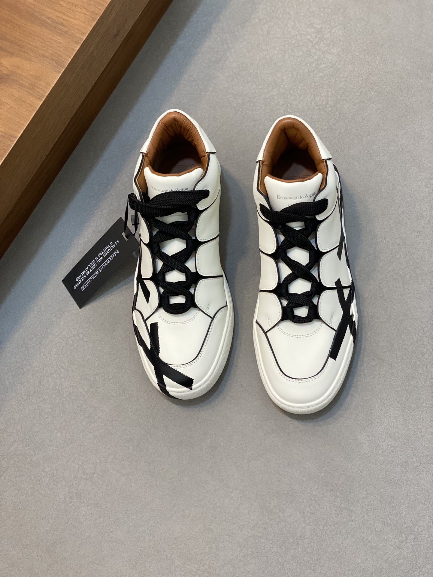 NO:219911,Ermenegildo Zegna/Jenia TIZIANO XXX series high-top sports lace shoes This TIZIANO XXX sports shoes are inspired by short boots with simple and neat lines. They cleverly incorporate the side of the upper into innovative tailoring, and are hand-painted with the iconic XXX elements representing the high-end handcrafted series of Zenia. Deliberately created asymmetrical design conveys its unique avant-garde soul, echoing the XXX hand-stitched at the heel. Styling and product details: This sports shoe is made of extremely smooth ultra-soft calfskin, with calfskin inner. It has outstanding breathability and comfort. Paired with an ultra-light rubber outsole, it makes every step light and burden-free. The exquisite XXX The details of the logo stitching sway over the shoe wedges and the tongue, outlining a refreshing minimalist style. The high-top style is full of trendiness. The ultra-wide cross-laces and XXX logo are intertwined in the same color, showing the extraordinary fashion taste of urban handsome men to the fullest. The details include hand-painted tinting oil edges, contrasting decorations, printed logo tongues, wide rib knitted laces. The heel is hand-sewn XXX label, high-strength memory insoles and ultra-light rubber herringbone non-slip sole, and the sole circumference plus car sole. The counter packaging is included, and a pair of shoe storage bags and a pair of shoelaces! Size 39-40-41-42-43-44 Standard leather shoe size, Zegna casual shoes, zegna, boots, sneakers, cowhide19860909Ermenegildo Zegna/杰尼亚TIZIANO XXX系列高帮运动系带鞋 这款TIZIANO XXX 运动鞋以线条简约利落的短靴为灵感,将鞋面侧身巧妙融入创新剪裁,与代表杰尼亚高级手工系列的标志性XXX 元素手工绘制于鞋身.刻意打造的不对称设计传达出其独一无二的前卫灵魂,与后跟处手工缝饰的 XXX 遥相呼应. 版型和产品细节:此款运动鞋面料采用极其光滑的超软小牛皮制成,小牛皮内裡.拥有卓著的透气性与舒适感.搭配超轻橡胶外底,令每一次步履都轻盈零负担.精美的 XXX 标志缝线细节游走于鞋楔与鞋舌之上,勾勒出清爽的极简主义风格.糅合高帮款式潮范十足,超宽的交叉鞋带与 XXX 标识同色交织,将都市型男非凡的时尚品位展现得淋漓尽致.细节包括手绘着色油边,撞色装饰、印花徽标鞋舌、宽罗纹针织鞋带.后跟部位手工缝制 XXX 标签,高弹力记忆鞋垫和超轻橡胶人字纹防滑鞋底,鞋底周圈加车大底边线.专柜包装,随附鞋履收纳袋,鞋带一副！ 码数39-40-41-42-43-44 标准皮鞋码,杰尼亚 休闲鞋,zegna,boots,sneakers,cowhide,Men's shoes