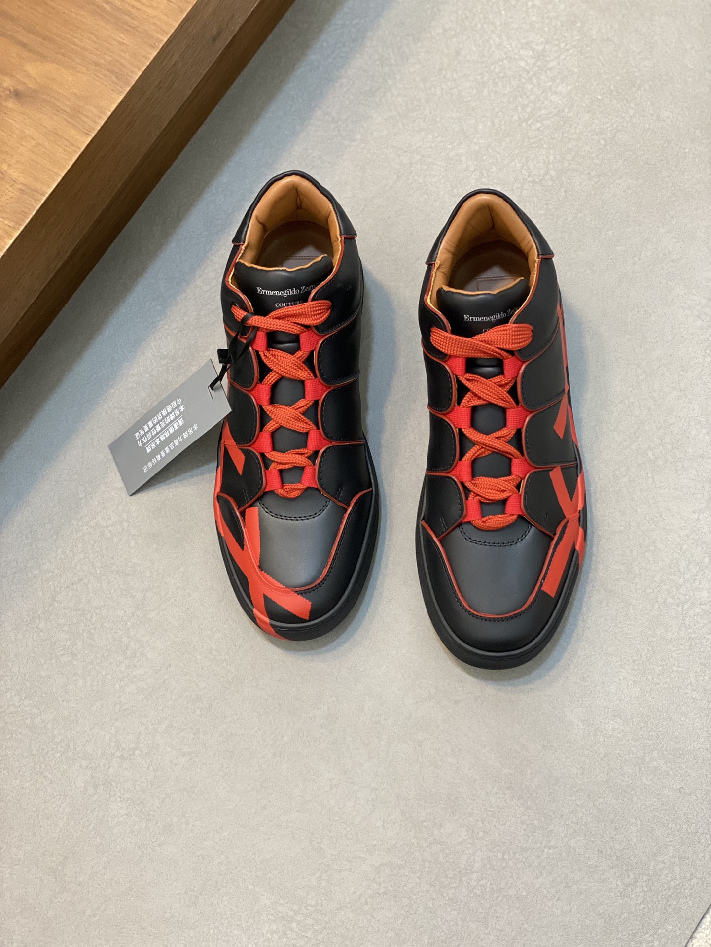 NO:219915,Ermenegildo Zegna/Jenia TIZIANO XXX series high-top sports lace shoes This TIZIANO XXX sports shoes are inspired by short boots with simple and neat lines. They cleverly incorporate the side of the upper into innovative tailoring, and are hand-painted with the iconic XXX elements representing the high-end handmade series of Zenia. Deliberately created asymmetrical design conveys its unique avant-garde soul, echoing the XXX hand-stitched at the heel. Styling and product details: This sports shoe is made of extremely smooth ultra-soft calfskin, with calfskin inner. It has outstanding breathability and comfort. Paired with an ultra-light rubber outsole, it makes every step light and burden-free. The exquisite XXX The details of the logo stitching sway over the shoe wedges and the tongue, outlining a refreshing minimalist style. The high-top style is full of trendiness. The ultra-wide cross-laces and XXX logo are intertwined in the same color, showing the extraordinary fashion taste of urban handsome men to the fullest. The details include hand-painted tinting oil edges, contrasting decorations, printed logo tongues, wide rib knitted laces. The heel is hand-sewn XXX label, high-strength memory insoles and ultra-light rubber herringbone non-slip sole, and the sole circumference plus car sole. The counter packaging is included, and a pair of shoe storage bags and a pair of shoelaces! Size 39-40-41-42-43-44 Standard leather shoe size, Zegna casual shoes, zegna, boots, sneakers, cowhide19860909Ermenegildo Zegna/杰尼亚TIZIANO XXX系列高帮运动系带鞋 这款TIZIANO XXX 运动鞋以线条简约利落的短靴为灵感,将鞋面侧身巧妙融入创新剪裁,与代表杰尼亚高级手工系列的标志性XXX 元素手工绘制于鞋身.刻意打造的不对称设计传达出其独一无二的前卫灵魂,与后跟处手工缝饰的 XXX 遥相呼应. 版型和产品细节:此款运动鞋面料采用极其光滑的超软小牛皮制成,小牛皮内裡.拥有卓著的透气性与舒适感.搭配超轻橡胶外底,令每一次步履都轻盈零负担.精美的 XXX 标志缝线细节游走于鞋楔与鞋舌之上,勾勒出清爽的极简主义风格.糅合高帮款式潮范十足,超宽的交叉鞋带与 XXX 标识同色交织,将都市型男非凡的时尚品位展现得淋漓尽致.细节包括手绘着色油边,撞色装饰、印花徽标鞋舌、宽罗纹针织鞋带.后跟部位手工缝制 XXX 标签,高弹力记忆鞋垫和超轻橡胶人字纹防滑鞋底,鞋底周圈加车大底边线.专柜包装,随附鞋履收纳袋,鞋带一副！ 码数39-40-41-42-43-44 标准皮鞋码,杰尼亚 休闲鞋,zegna,boots,sneakers,cowhide,Men's shoes