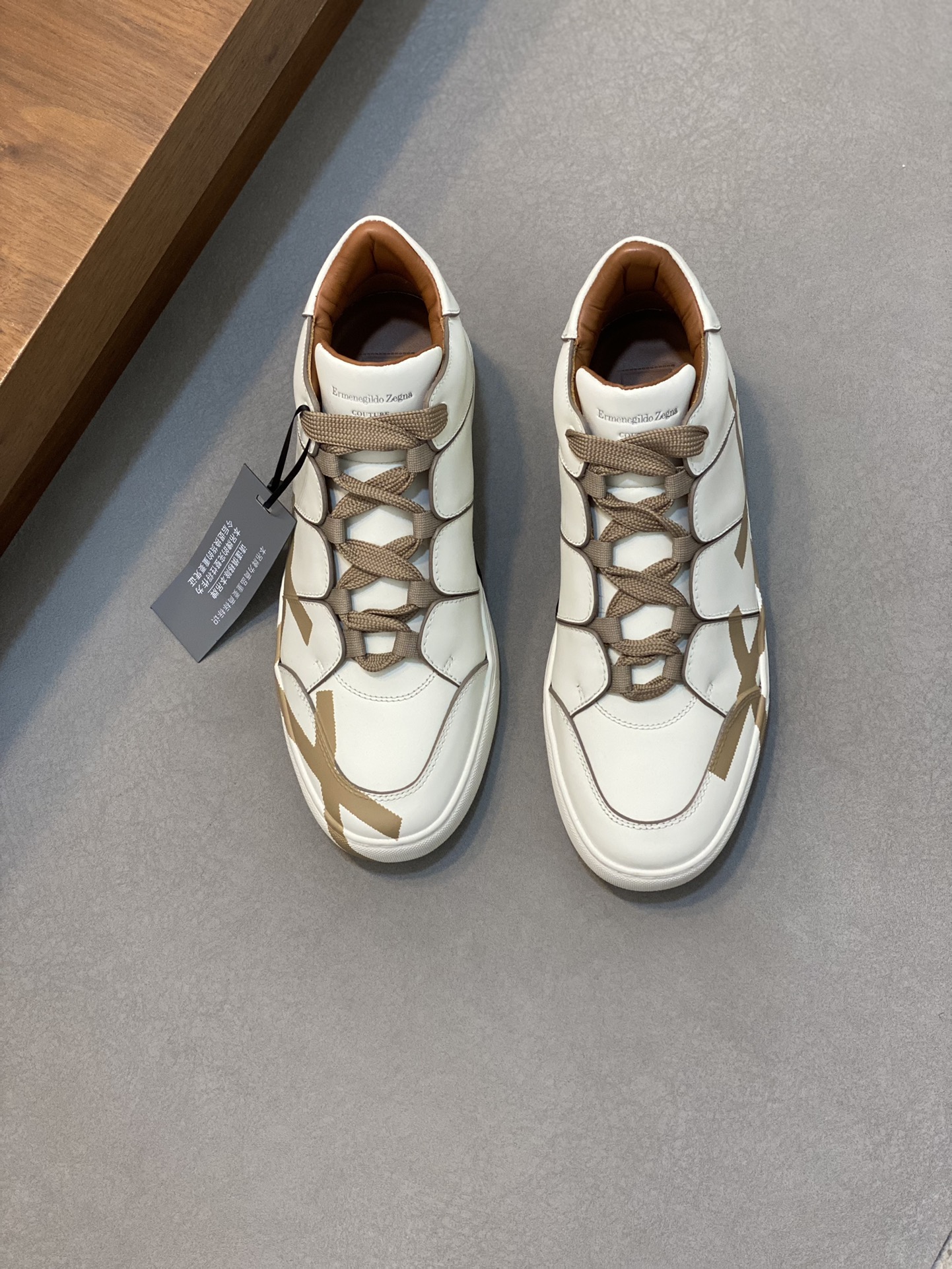 NO:219919,Ermenegildo Zegna/Jenia TIZIANO XXX series high-top sports lace shoes This TIZIANO XXX sports shoes are inspired by short boots with simple and neat lines. They cleverly incorporate the side of the upper into innovative tailoring, and are hand-painted with the iconic XXX elements representing the high-end handmade series of Zenia. Deliberately created asymmetrical design conveys its unique avant-garde soul, echoing the XXX hand-stitched at the heel. Styling and product details: This sports shoe is made of extremely smooth ultra-soft calfskin, with calfskin inner. It has outstanding breathability and comfort. Paired with an ultra-light rubber outsole, it makes every step light and burden-free. The exquisite XXX The details of the logo stitching sway over the shoe wedges and the tongue, outlining a refreshing minimalist style. The high-top style is full of trendiness. The ultra-wide cross-laces and XXX logo are intertwined in the same color, showing the extraordinary fashion taste of urban handsome men to the fullest. The details include hand-painted tinting oil edges, contrasting decorations, printed logo tongues, wide rib knitted laces. The heel is hand-sewn XXX label, high-strength memory insoles and ultra-light rubber herringbone non-slip sole, and the sole circumference plus car sole. The counter packaging is included, and a pair of shoe storage bags and a pair of shoelaces! Size 39-40-41-42-43-44 Standard leather shoe size, Zegna casual shoes, zegna, boots, sneakers, cowhide19860909Ermenegildo Zegna/杰尼亚TIZIANO XXX系列高帮运动系带鞋 这款TIZIANO XXX 运动鞋以线条简约利落的短靴为灵感,将鞋面侧身巧妙融入创新剪裁,与代表杰尼亚高级手工系列的标志性XXX 元素手工绘制于鞋身.刻意打造的不对称设计传达出其独一无二的前卫灵魂,与后跟处手工缝饰的 XXX 遥相呼应. 版型和产品细节:此款运动鞋面料采用极其光滑的超软小牛皮制成,小牛皮内裡.拥有卓著的透气性与舒适感.搭配超轻橡胶外底,令每一次步履都轻盈零负担.精美的 XXX 标志缝线细节游走于鞋楔与鞋舌之上,勾勒出清爽的极简主义风格.糅合高帮款式潮范十足,超宽的交叉鞋带与 XXX 标识同色交织,将都市型男非凡的时尚品位展现得淋漓尽致.细节包括手绘着色油边,撞色装饰、印花徽标鞋舌、宽罗纹针织鞋带.后跟部位手工缝制 XXX 标签,高弹力记忆鞋垫和超轻橡胶人字纹防滑鞋底,鞋底周圈加车大底边线.专柜包装,随附鞋履收纳袋,鞋带一副！ 码数39-40-41-42-43-44 标准皮鞋码,杰尼亚 休闲鞋,zegna,boots,sneakers,cowhide,Men's shoes