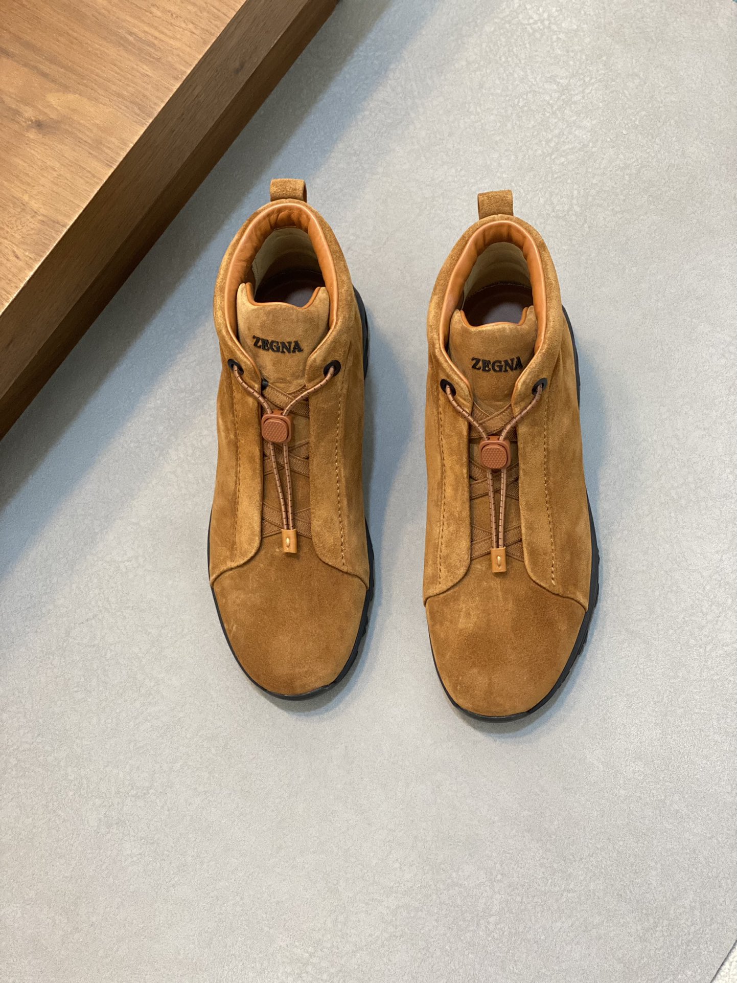 NO:219927,Ermenegildo Zegna mid-top suede sports and casual sneakers Triple Stitch mid-top sneakers are an exquisite casual shoe inspired by triple hand-stitched stitches, demonstrating the long-standing heritage of Zegna. This suede, deer leather sneakers are made of slippery shoe shape and light texture. They are equipped with flexible rubber outsoles and are paired with soft microfiber lining, making it easy to put on and off, and are comfortable. The heel is decorated with the iconic Ermenegildo Zegna XXX logo details, highlighting the brand style. Details: Neck suede fabric reverse calfskin lining, movable high-elastic memory insole. Car midsole cover method. Easy to put on and off the foot cross elastic band and 3D 