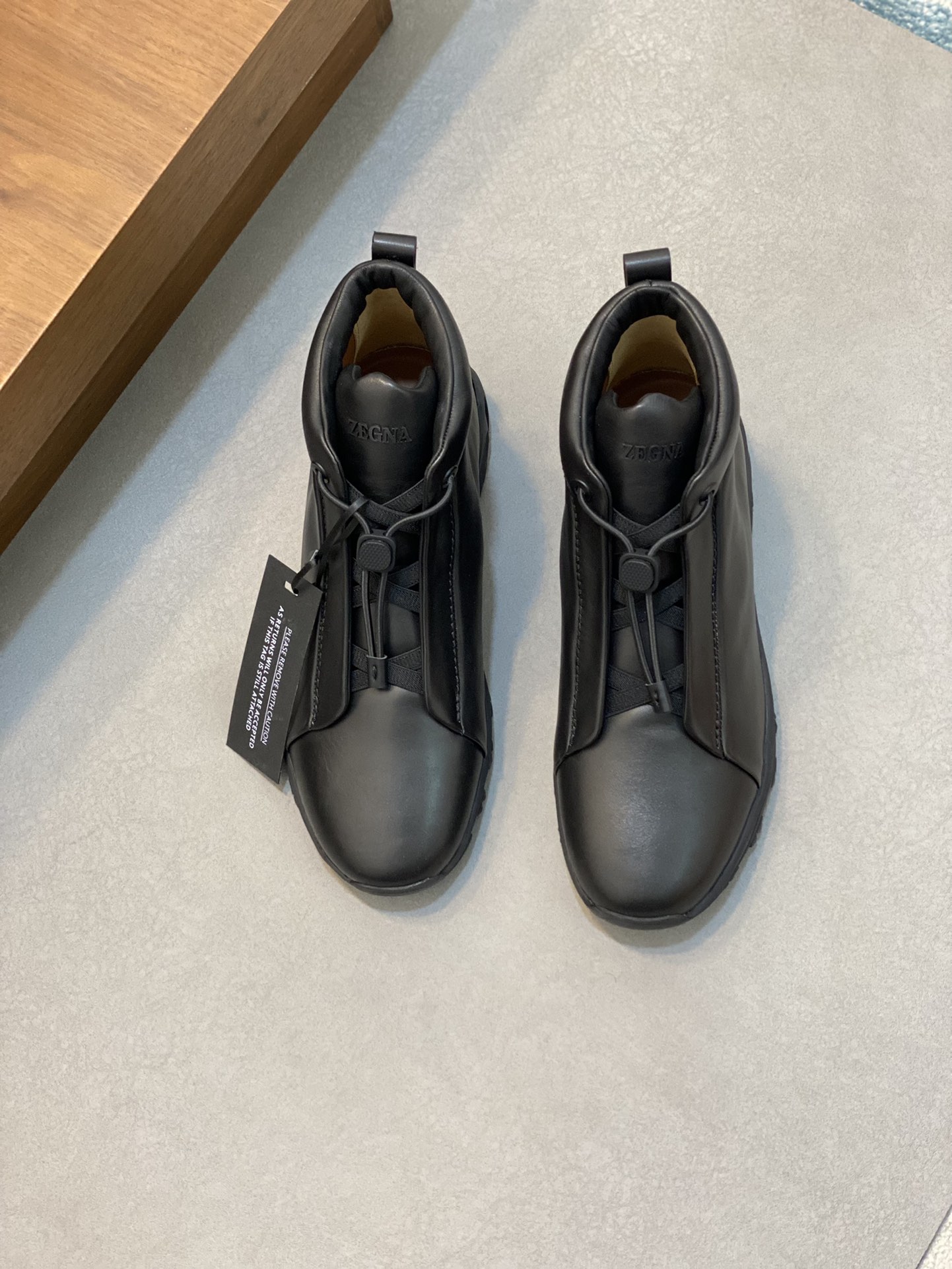 NO:219933,Ermenegildo Zegna mid-top suede sports and casual sneakers Triple Stitch mid-top sneakers are an exquisite casual shoe inspired by triple hand-stitched stitches, demonstrating the long-standing heritage of Zegna. This suede, deer leather sneakers are made of slippery shoe shape and light texture. They are equipped with flexible rubber outsoles and are paired with soft microfiber lining, making it easy to put on and off, and are comfortable. The heel is decorated with the iconic Ermenegildo Zegna XXX logo details, highlighting the brand style. Details: Neck suede fabric reverse calfskin lining, movable high-elastic memory insole. Car midsole cover method. Easy to put on and off the foot cross elastic band and 3D 