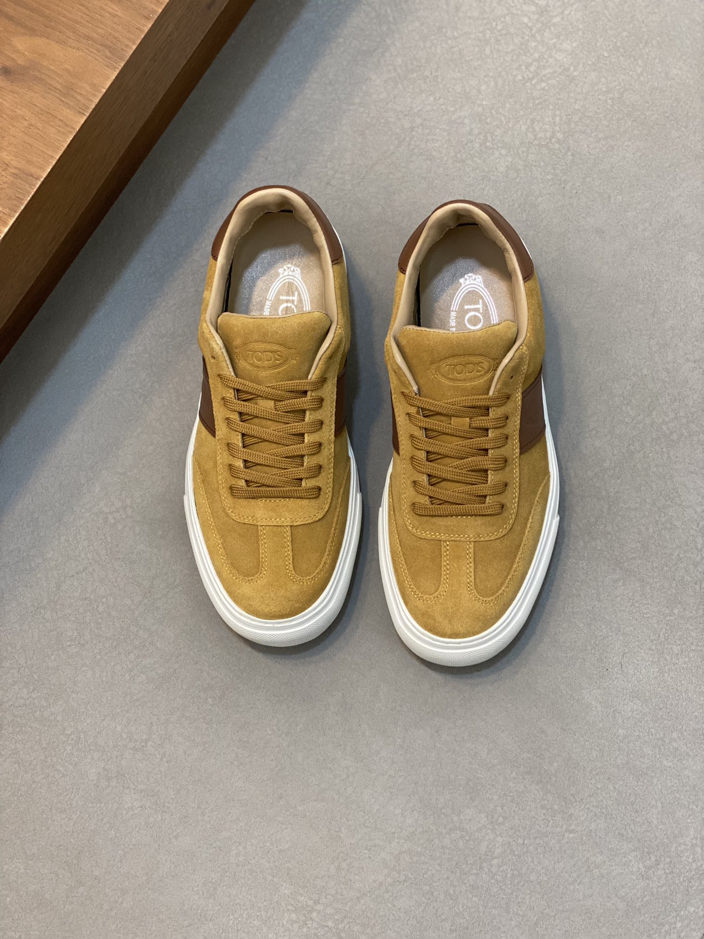 NO:221351,Brand TOD'S original color matching Size 38-44 standard size Price Material Todds Men's New style Casual shoes Original single quality, men's sneakers Upper is made of cowhide, cowhide inner cowhide cushion This TOD'S sneakers attract attention with a novel design, and rubber beans show the traditional elements of the brand. Made of suede leather with smooth leather, sewn fabric, soft touch, and TOD'S logo, rubber outsole, TOD'S casual shoes, Tod's, sneakers, cowhide19860909品牌TOD'S 颜色原版配色 码数38-44标准码 价格 材质托德斯 男士 新款 休闲鞋 原单品质、男士运动鞋 鞋面采用 牛皮拼接制作 牛皮内里 牛皮垫脚 本款TOD'S 运动鞋以新颖设计吸引眼球,橡胶豆豆尽显品牌传统元素.绒面皮革拼光滑皮革制成,拼缝织物,触感柔软,侧边饰以TOD'S 标识、橡胶大底,TOD'S 休闲鞋,Tod's,sneakers,cowhide,Men's shoes