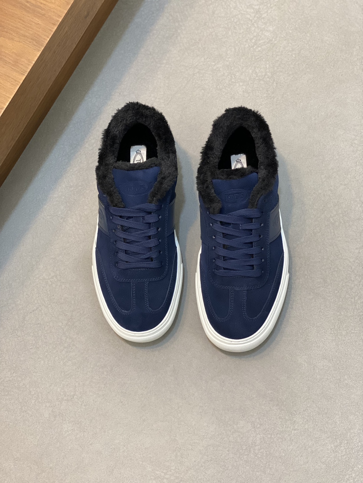 NO:221347,Brand TOD'S original color matching Size 38-44 standard size Price Material Todds Men's New style Casual shoes Original single quality, men's sneakers Upper is made of cowhide, fluff inner, fluff foot pads This TOD'S sneakers attract attention with a novel design, and rubber beans show the traditional elements of the brand. Suede leather is made of smooth leather, and the seam fabric is soft to the touch, and the side is decorated with TOD'S logo, rubber outsole, TOD'S casual shoes, Tod's, sneakers, cowhide19860909品牌TOD'S 颜色原版配色 码数38-44标准码 价格 材质托德斯 男士 新款 休闲鞋 原单品质、男士运动鞋 鞋面采用 牛皮拼接制作 绒毛 内里 绒毛垫脚垫脚 本款TOD'S 运动鞋以新颖设计吸引眼球,橡胶豆豆尽显品牌传统元素.绒面皮革拼光滑皮革制成,拼缝织物,触感柔软,侧边饰以TOD'S 标识、橡胶大底,TOD'S 休闲鞋,Tod's,sneakers,cowhide,Men's shoes